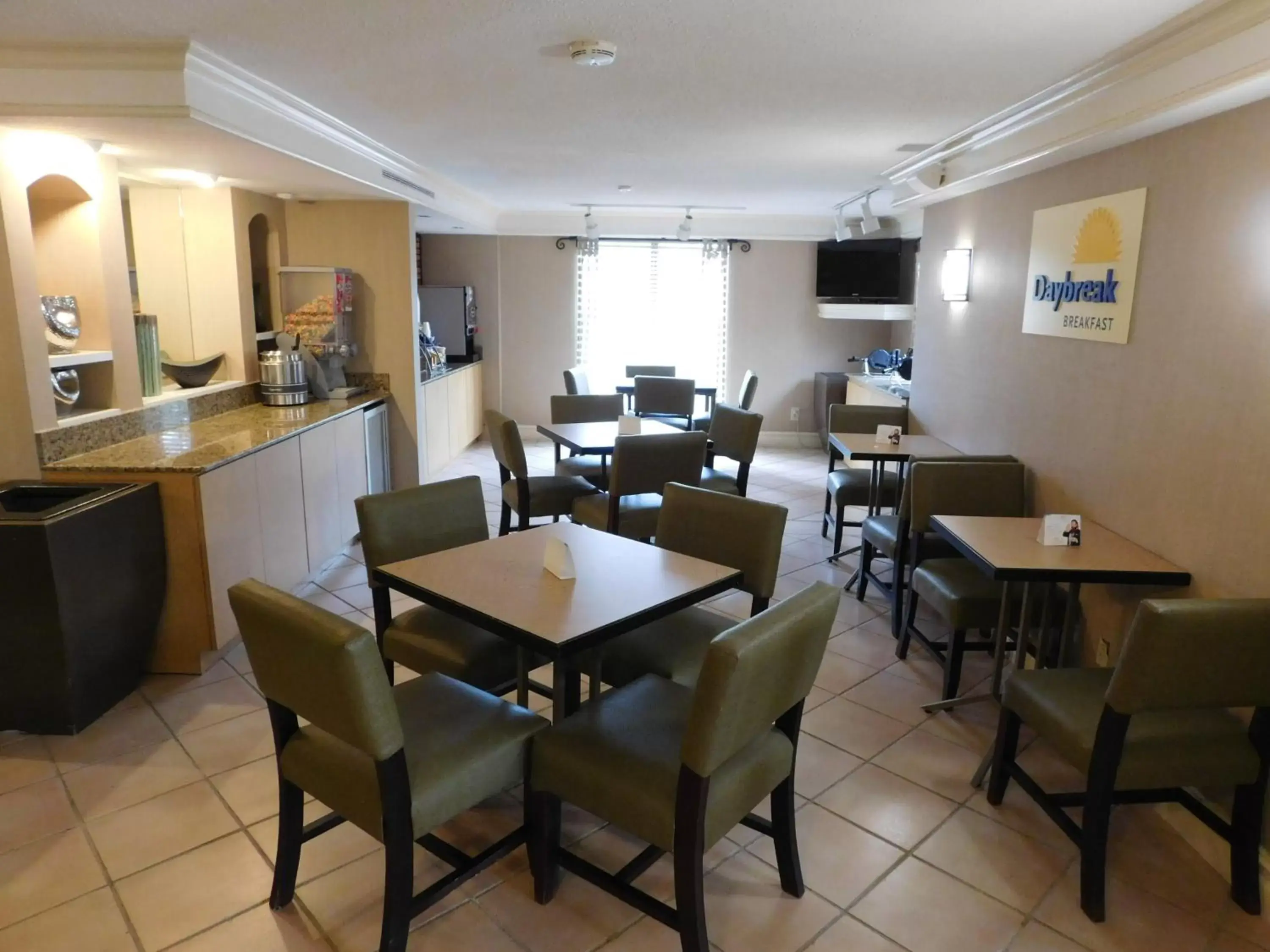 Continental breakfast, Restaurant/Places to Eat in Days Inn & Suites by Wyndham Schaumburg- Woodfield Mall