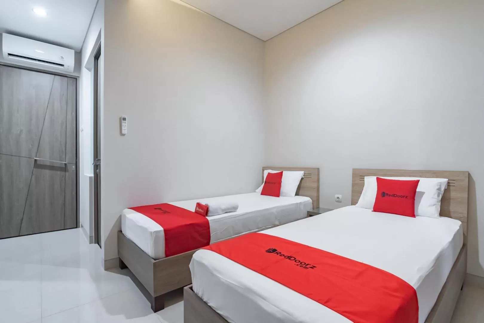 Bedroom, Bed in RedDoorz Plus @ Cirebon City Center