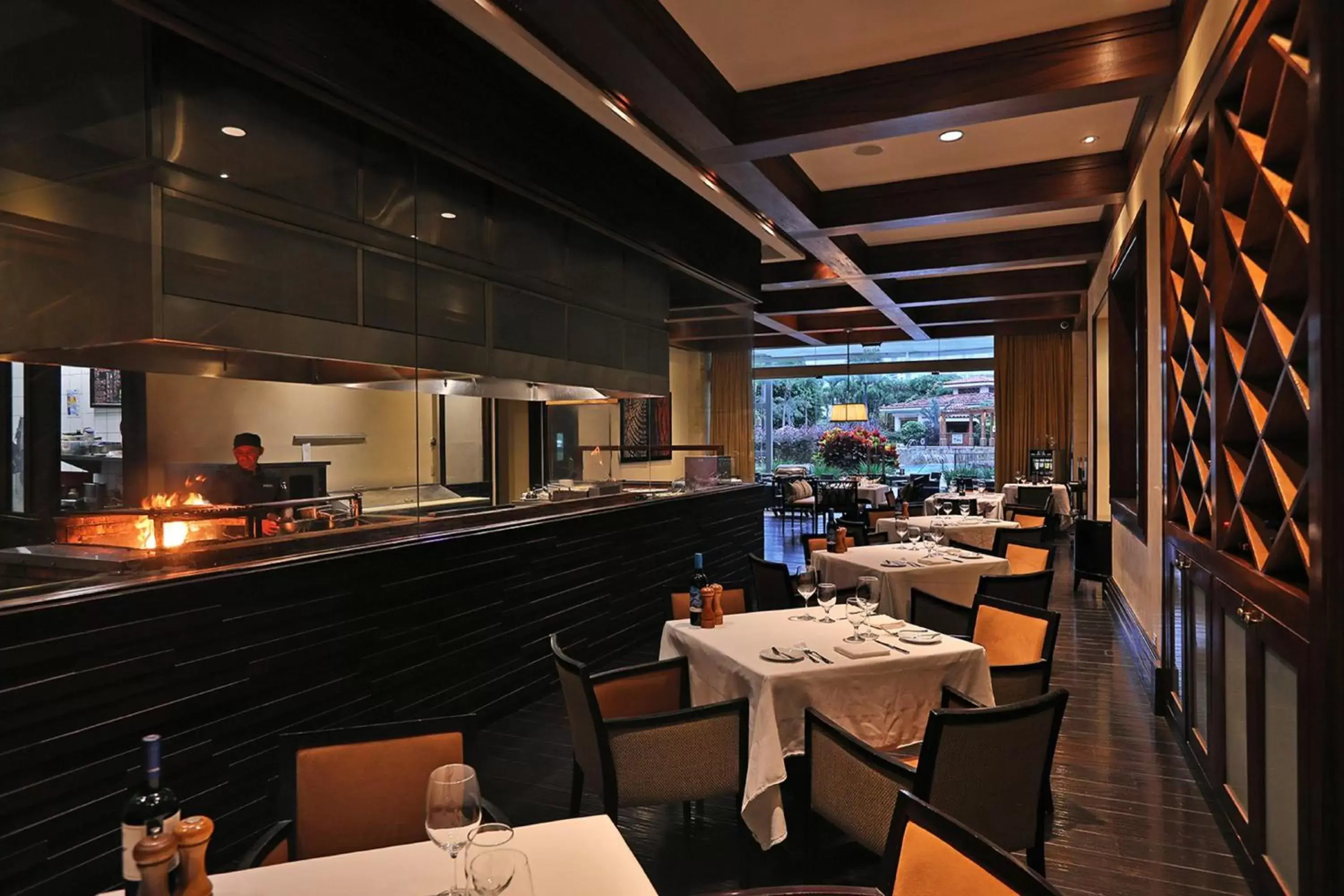 Restaurant/Places to Eat in Real InterContinental at Multiplaza Mall, an IHG Hotel