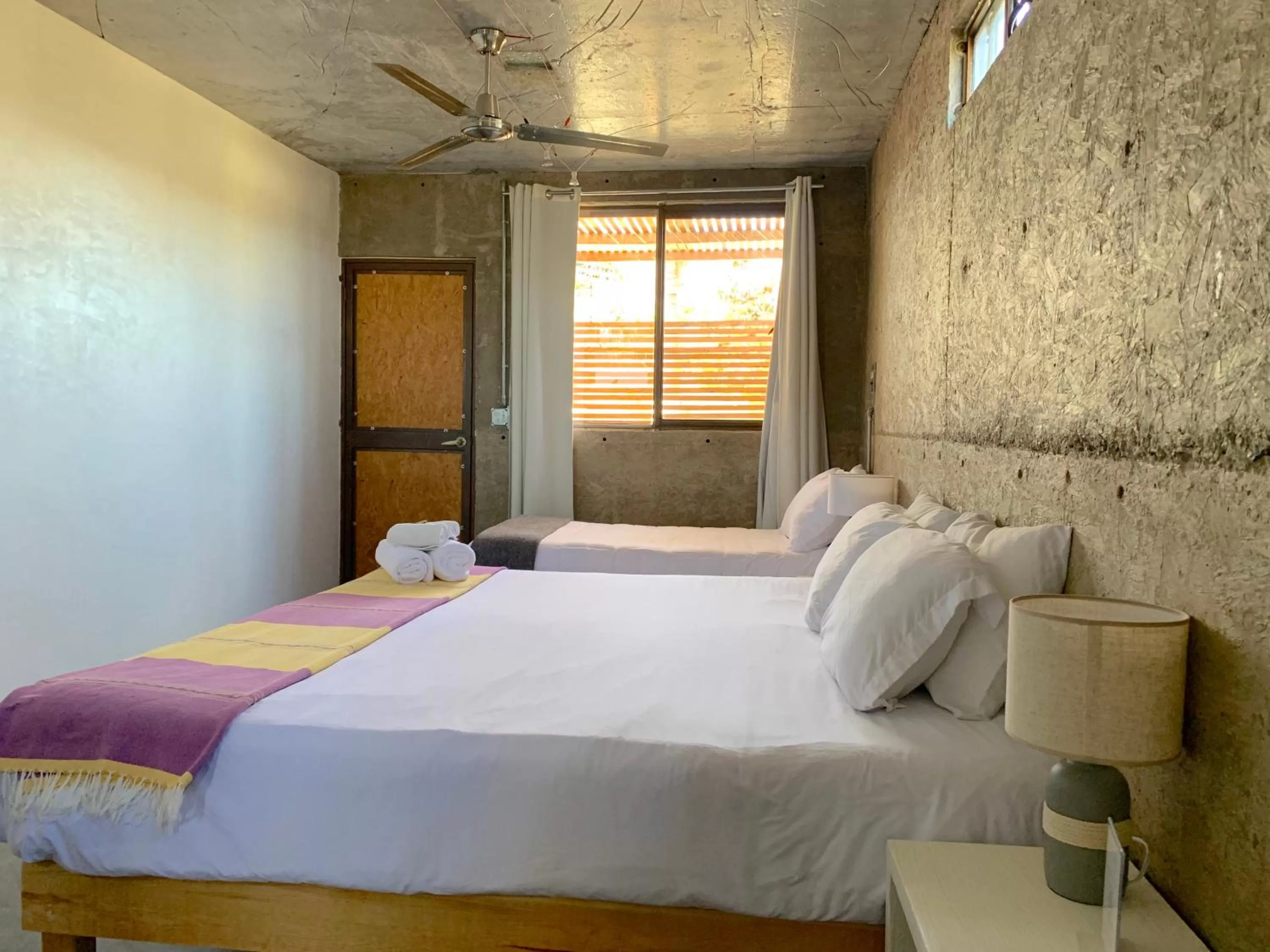 Photo of the whole room, Bed in Perro Surfero Hotel