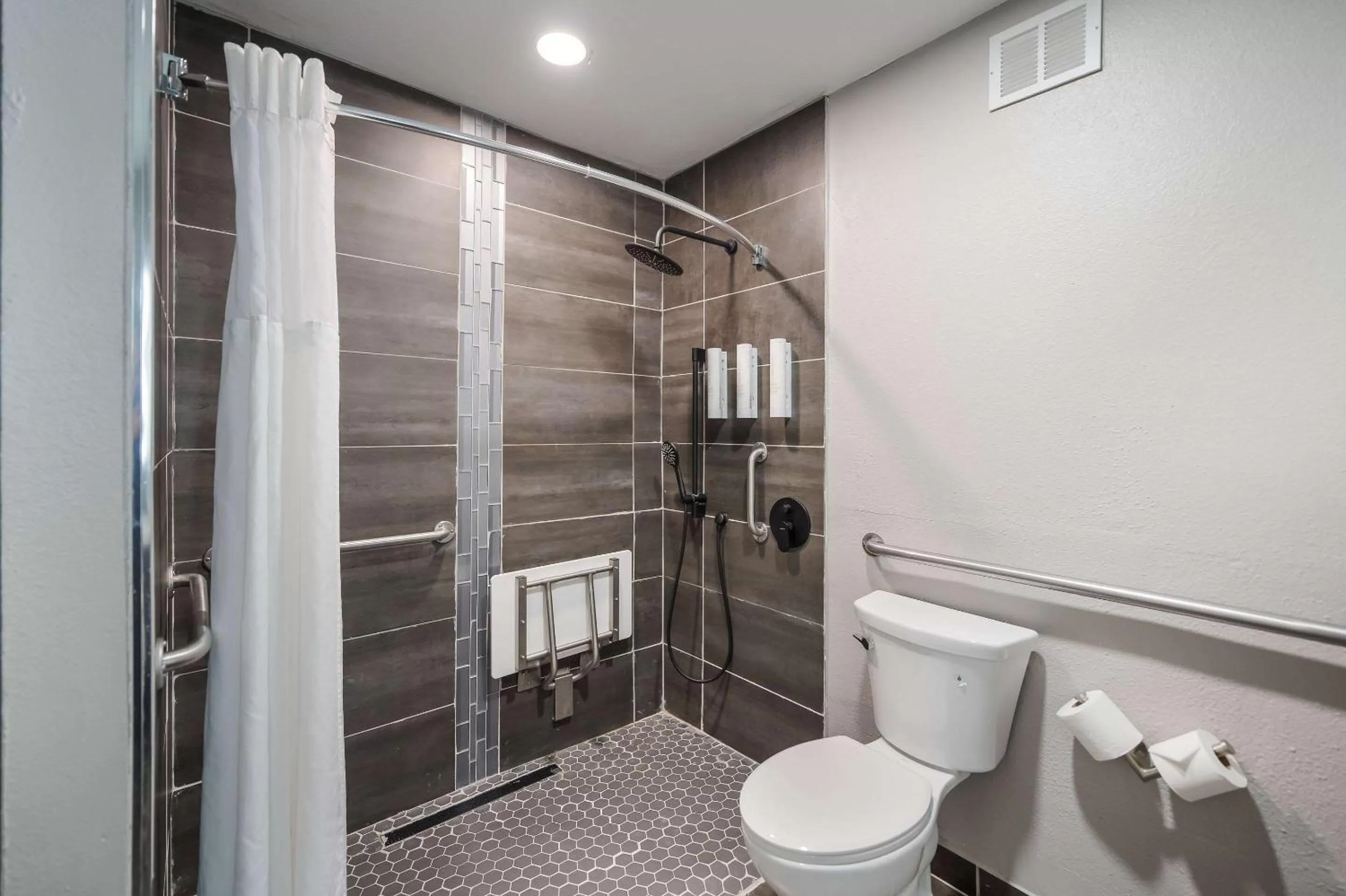 Bathroom in Clarion Pointe Marshall