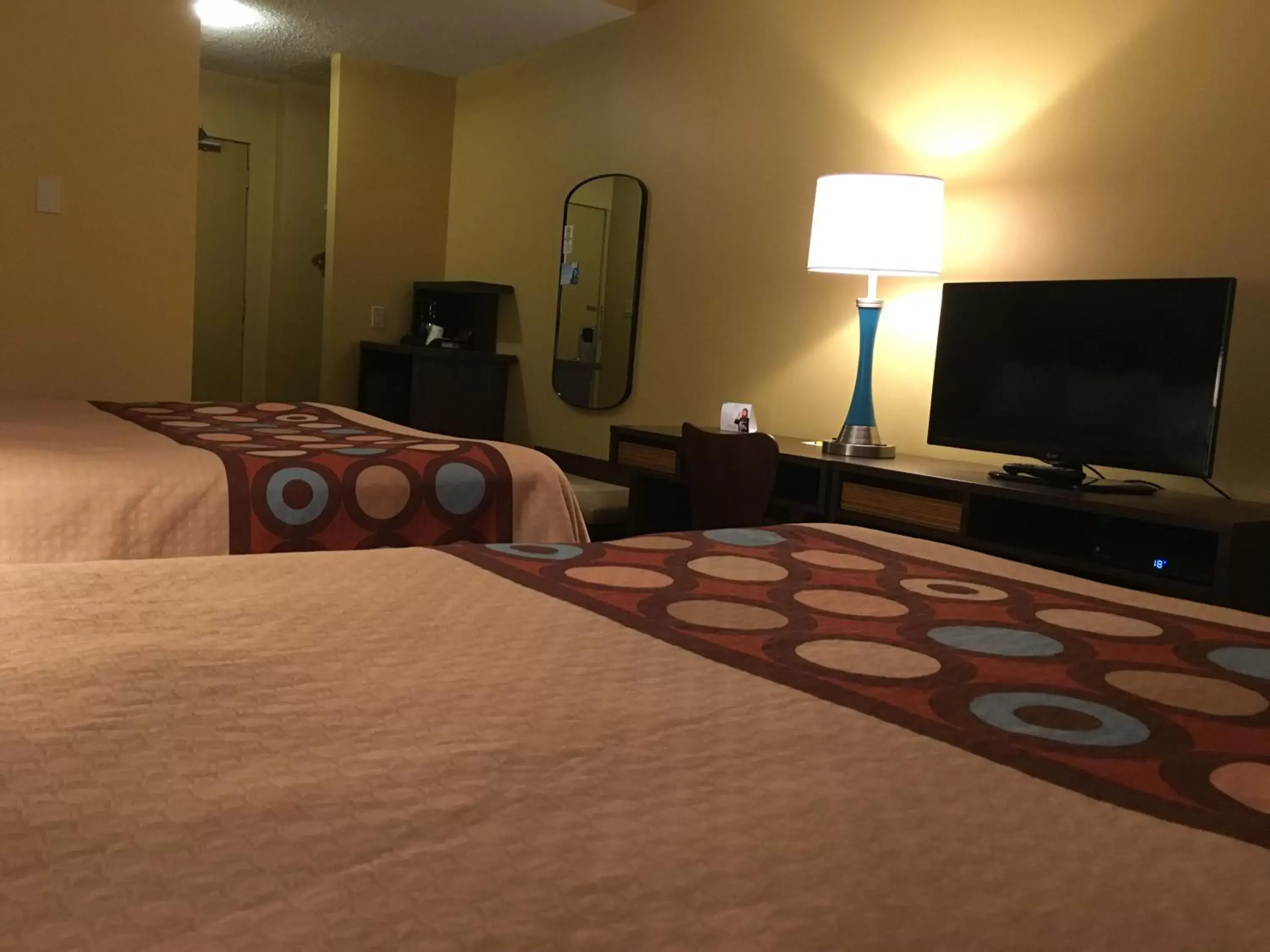 Photo of the whole room, Room Photo in Super 8 by Wyndham Thunder Bay