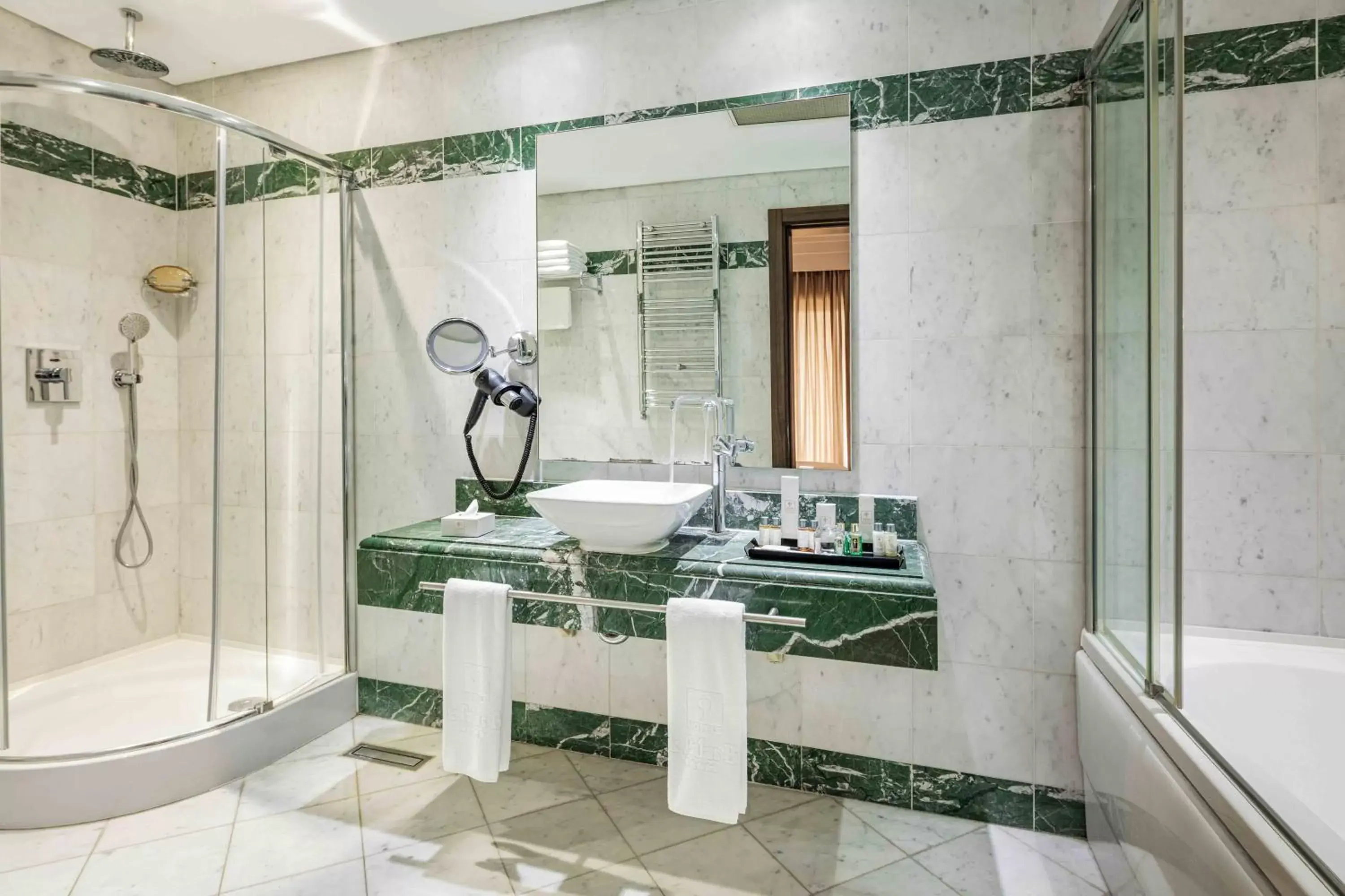 Shower, Bathroom in Hotel Çelik Palas Convention Center & Thermal SPA