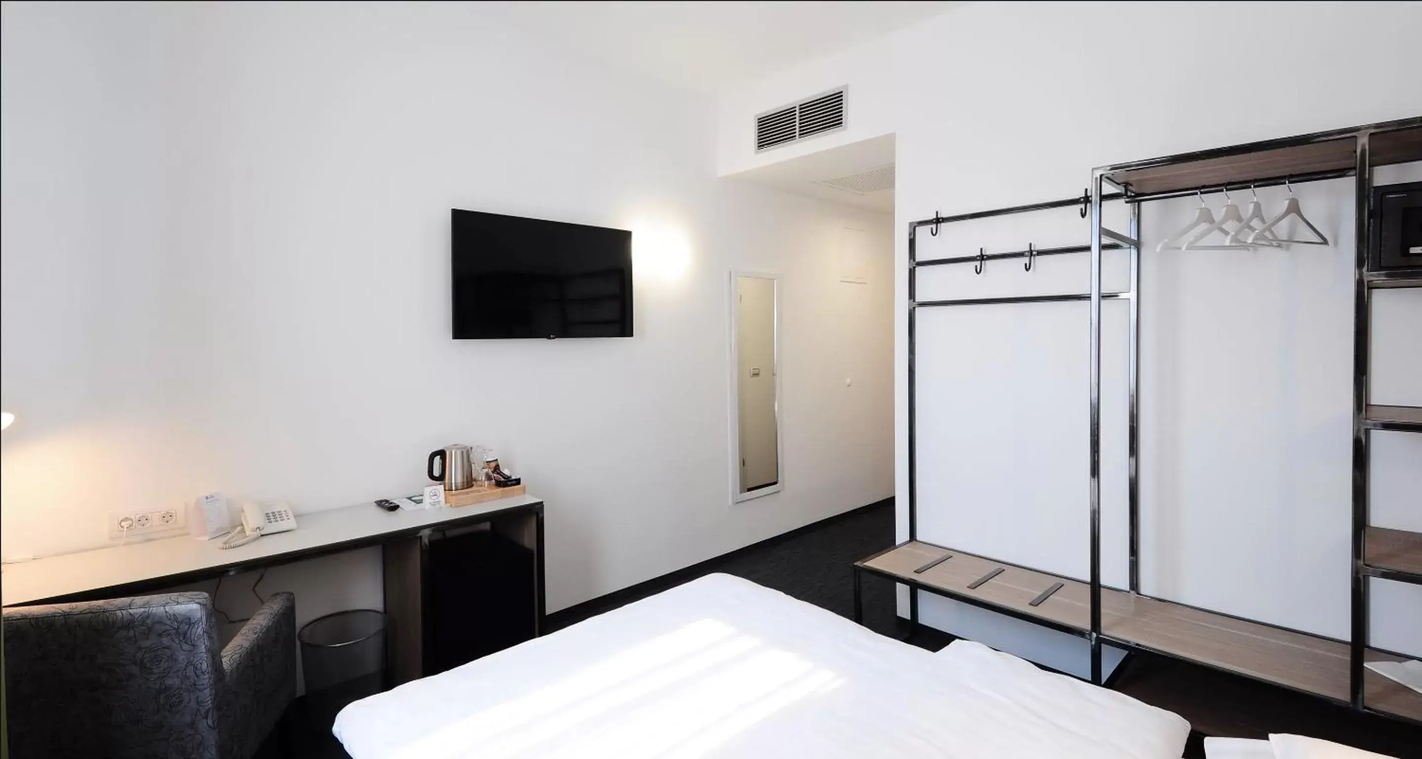 Bedroom, TV/Entertainment Center in Best Western Airport Hotel Stella