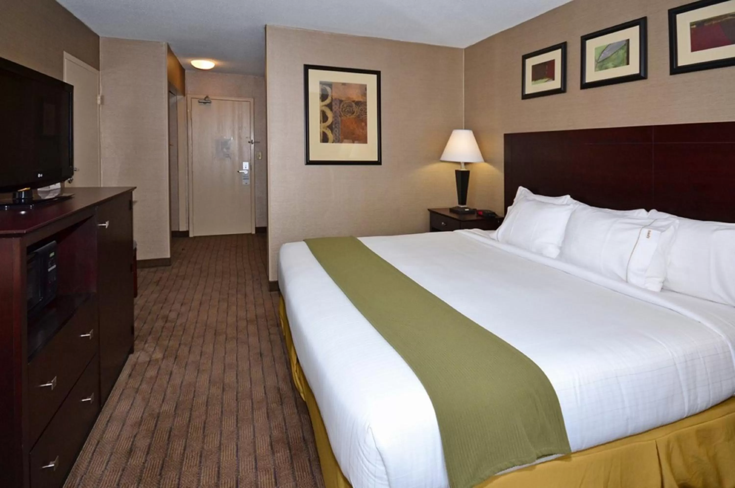 Photo of the whole room, Bed in Holiday Inn Express Boston Brockton by IHG