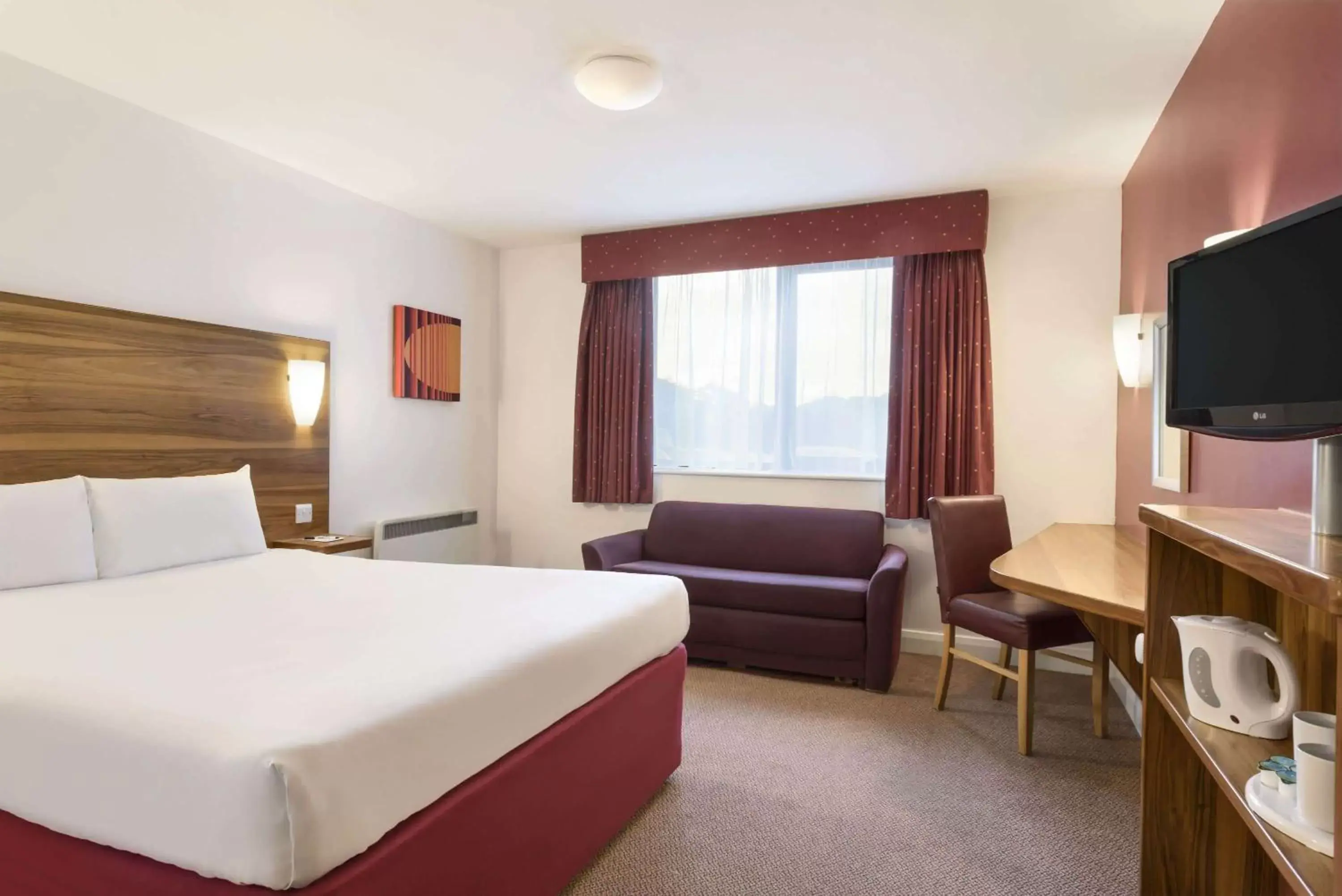 Photo of the whole room, Bed in Days Inn Corley NEC - M6 Photo of the whole room, Bed in Days Inn Corley NEC - M6
