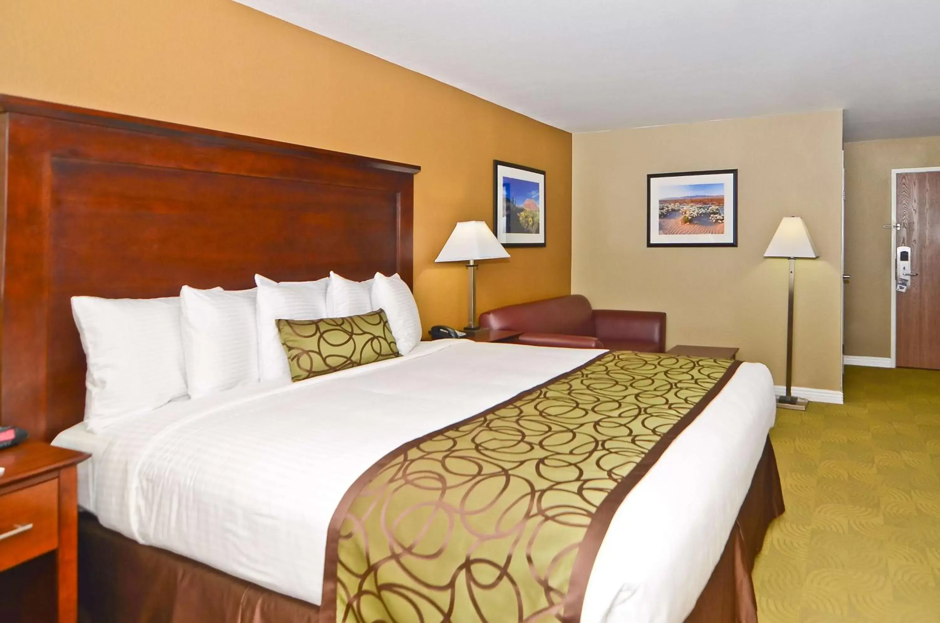 Photo of the whole room, Bed in Best Western California City Inn & Suites