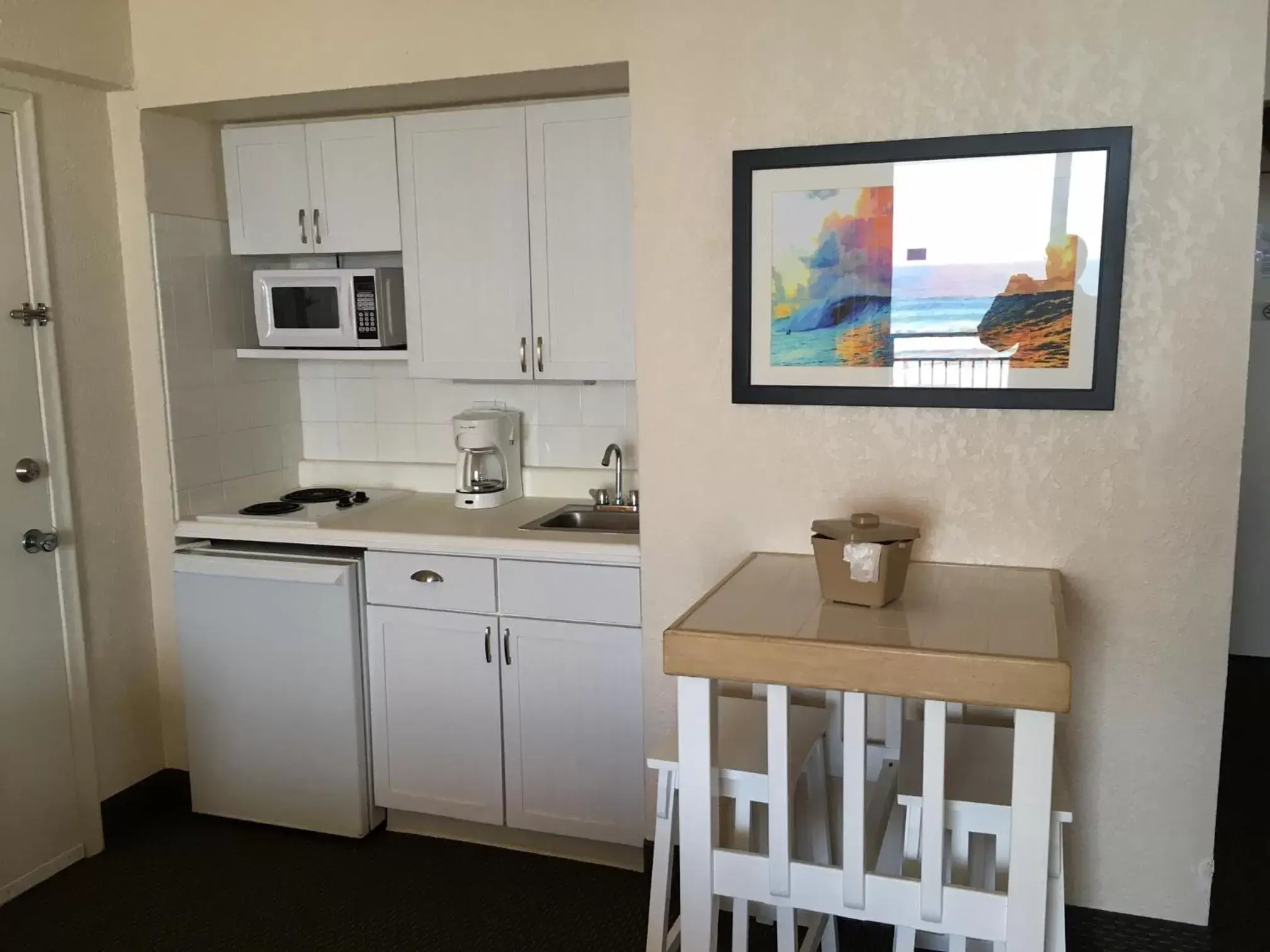 Kitchen or kitchenette, Kitchen/Kitchenette in Daytona Beach Hawaiian Inn