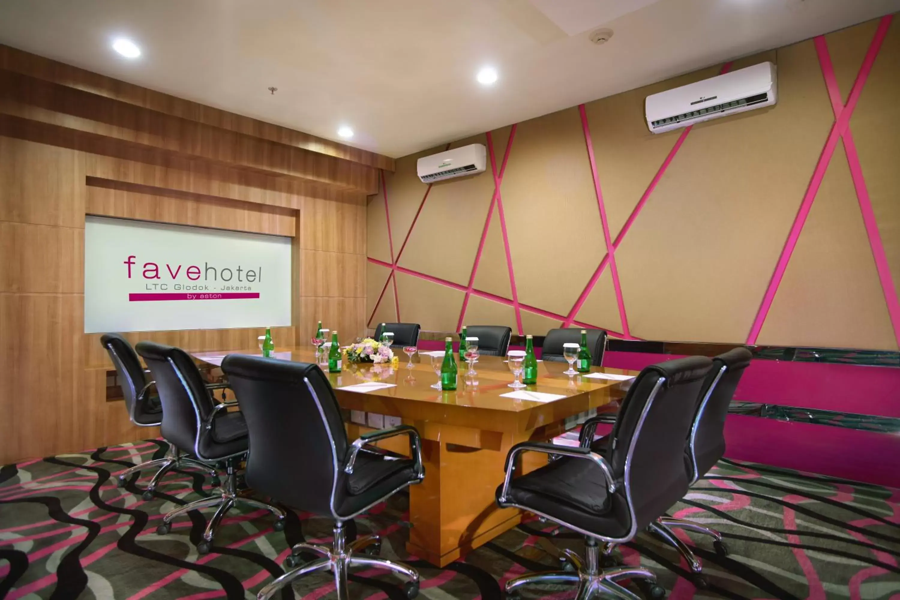 Business facilities, Business Area/Conference Room in favehotel LTC Glodok