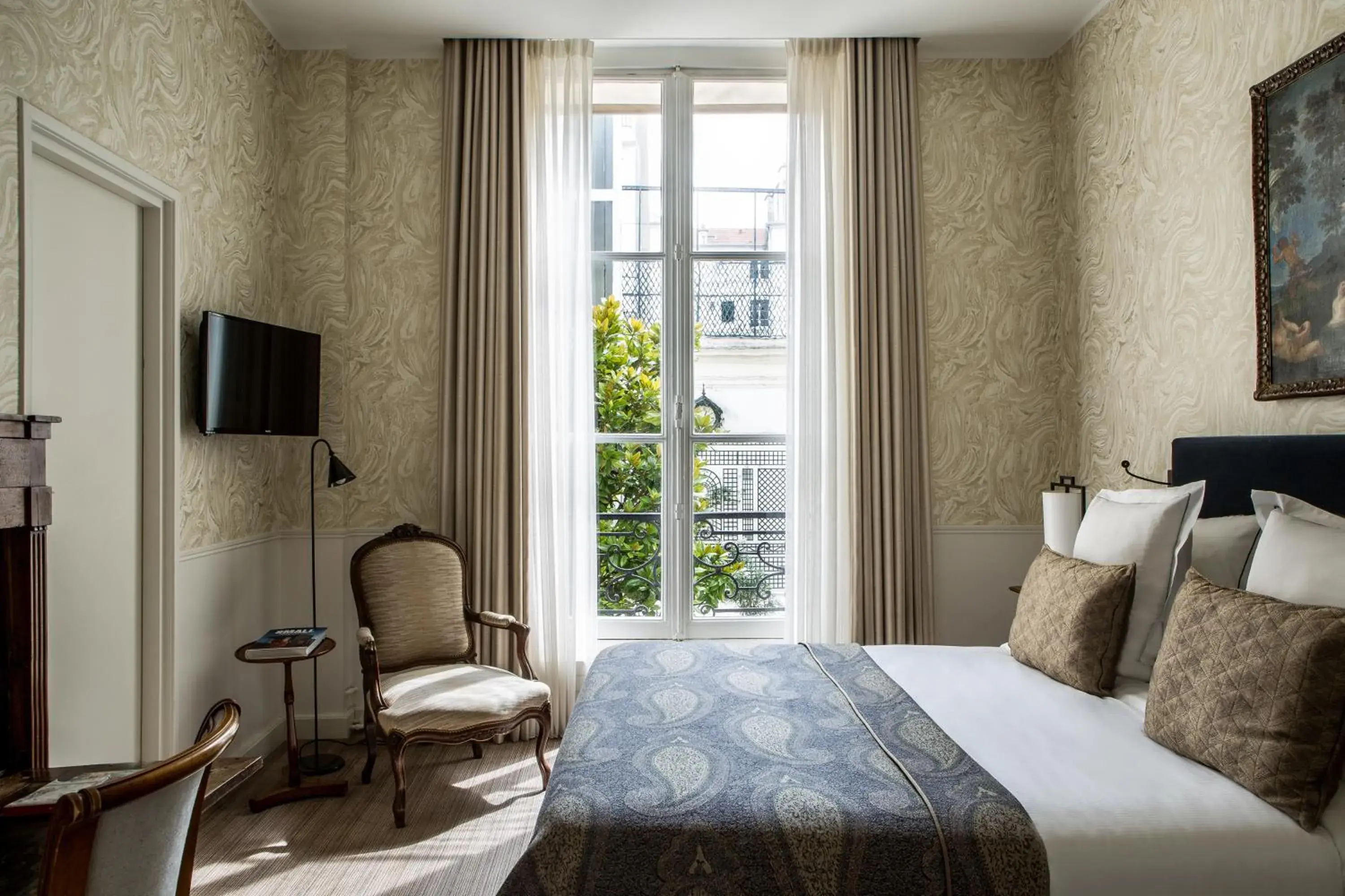 View (from property/room), Bed in Hôtel des Saints Pères - Esprit de France