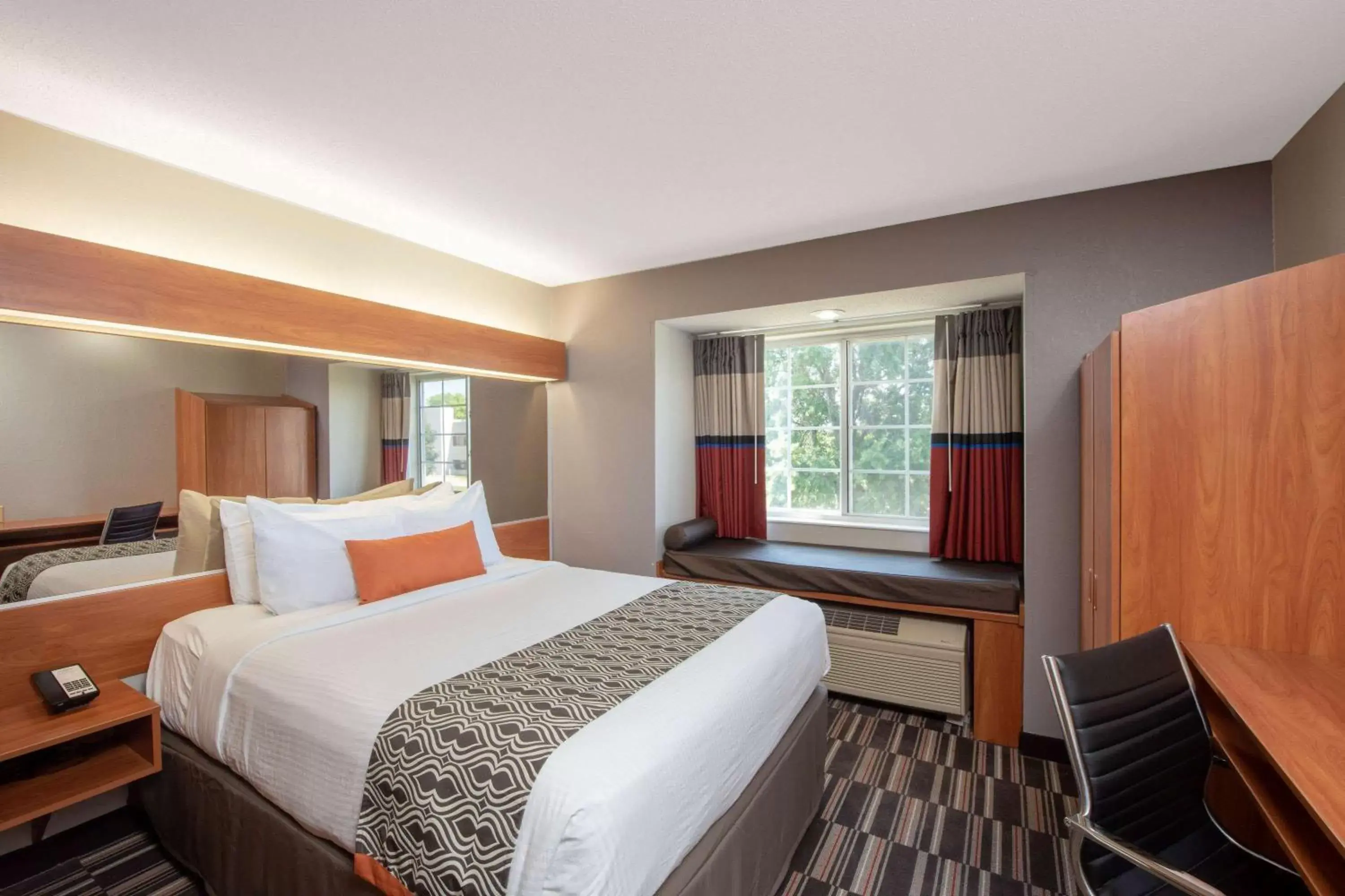 Photo of the whole room, Bed in Microtel Inn & Suites by Wyndham Springfield