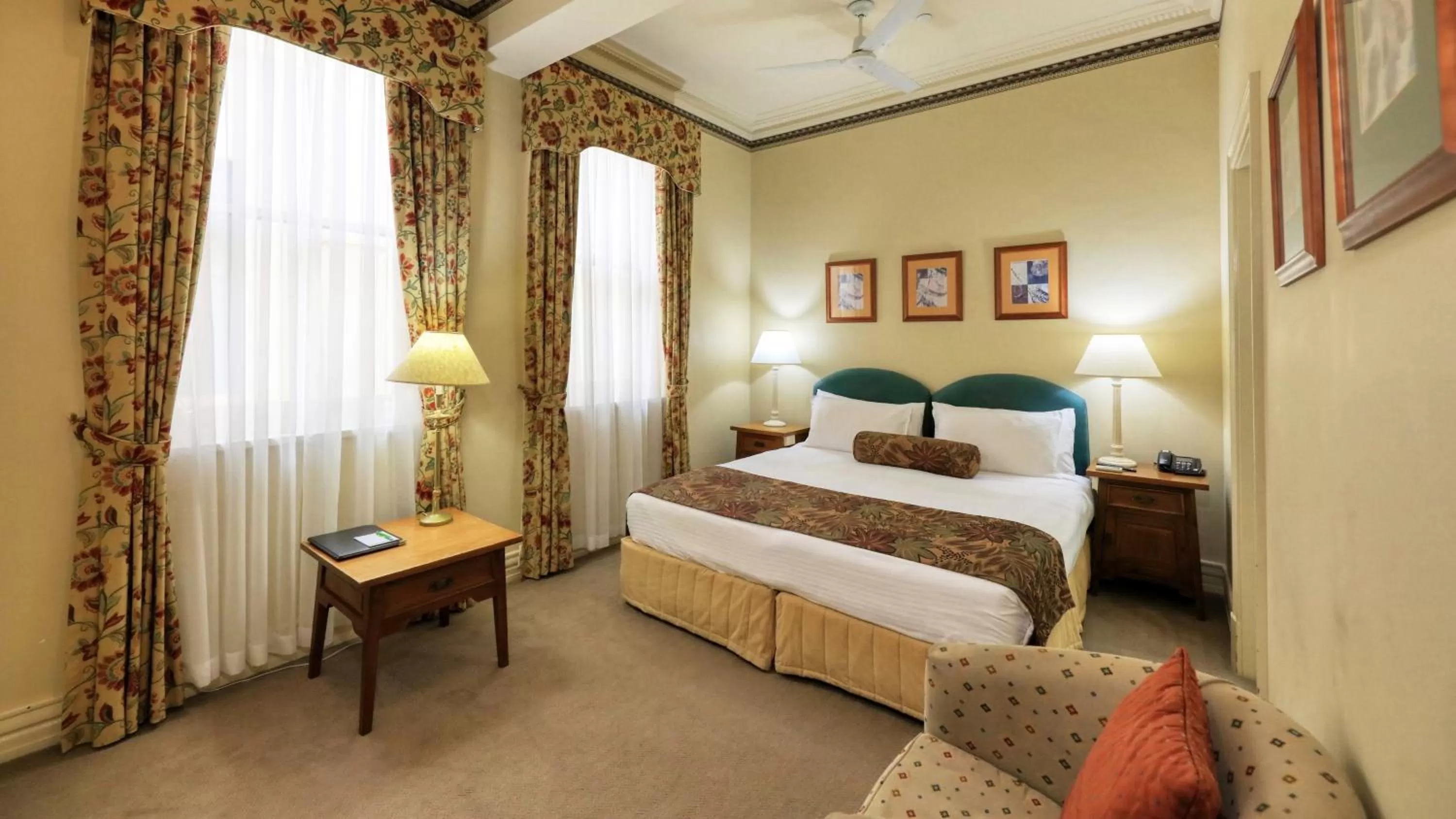 Photo of the whole room, Bed in Royal Exchange Hotel