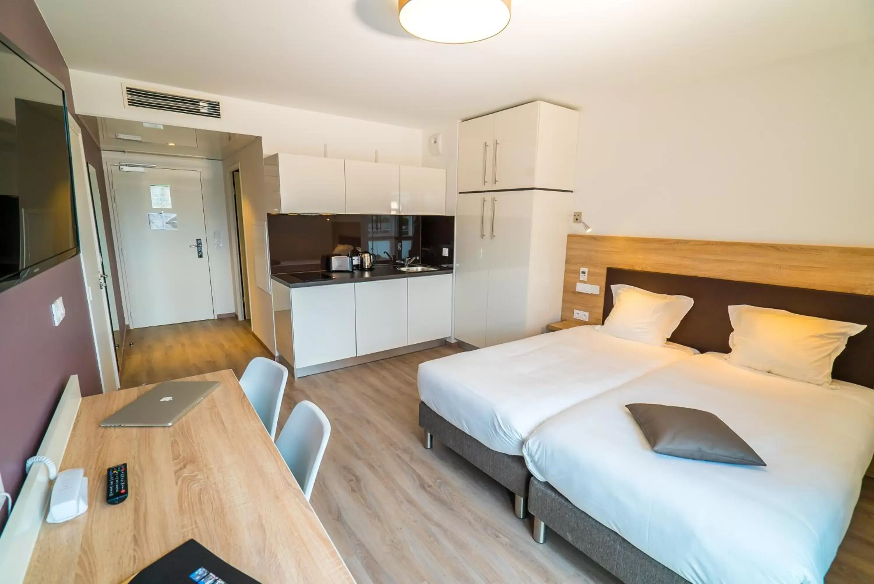 Photo of the whole room, Bed in All Suites Appart Hôtel - Choisy-le-Roi Photo of the whole room, Bed in All Suites Appart Hôtel - Choisy-le-Roi