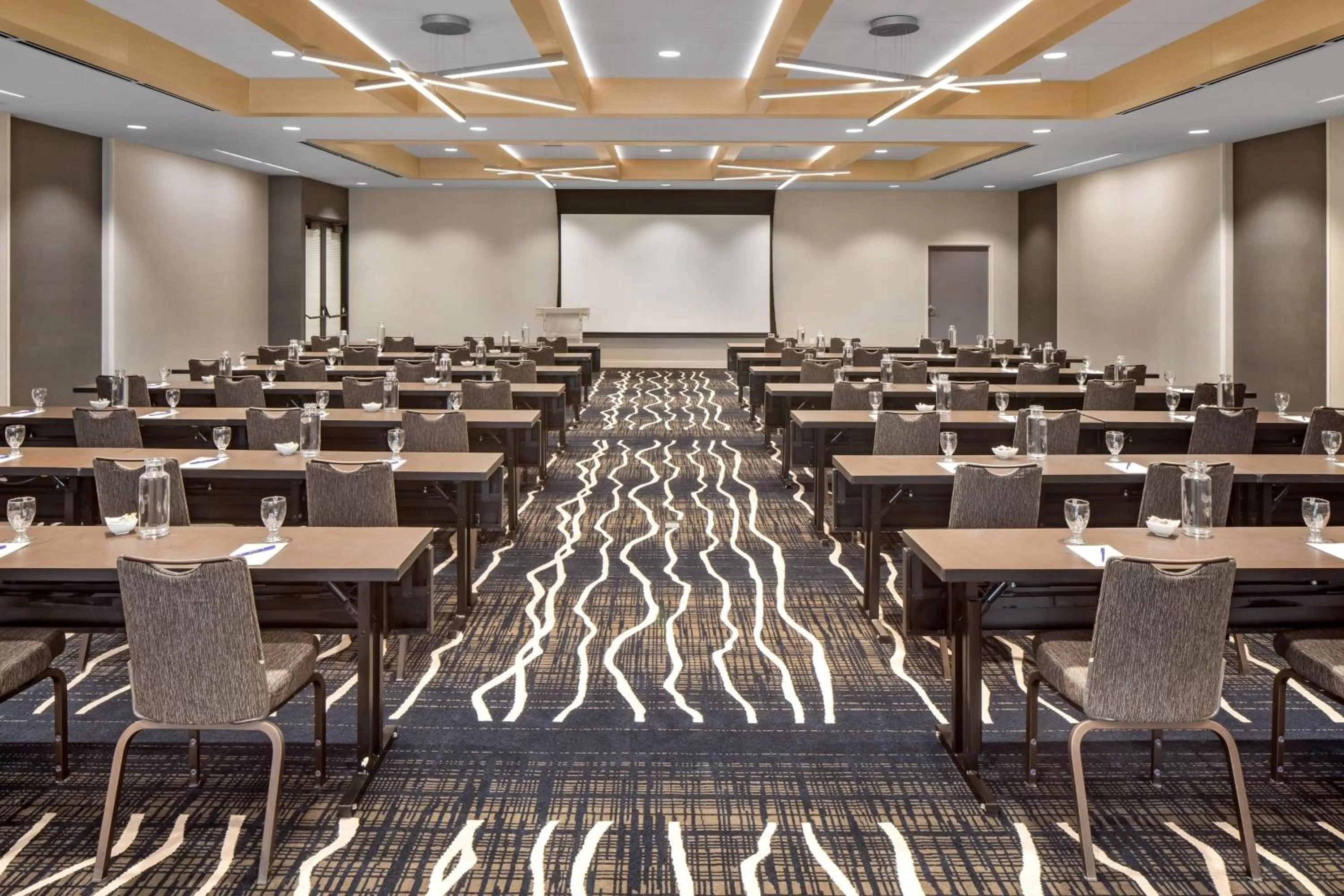 Meeting/conference room in Delta Hotels by Marriott Minneapolis Northeast