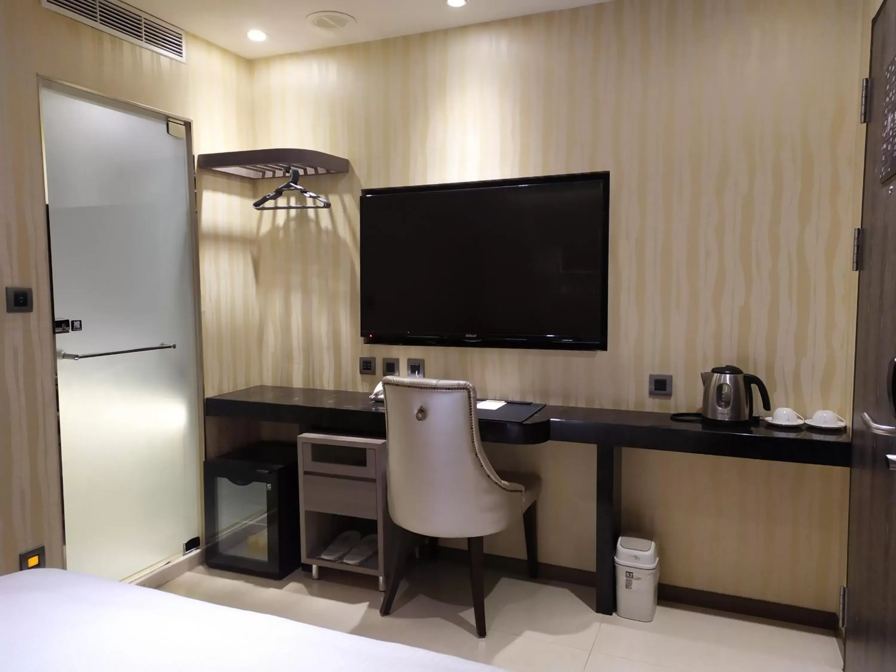 Bedroom, TV/Entertainment Center in Beauty Hotels - Hotel Bnight-Self Check-In Hotel