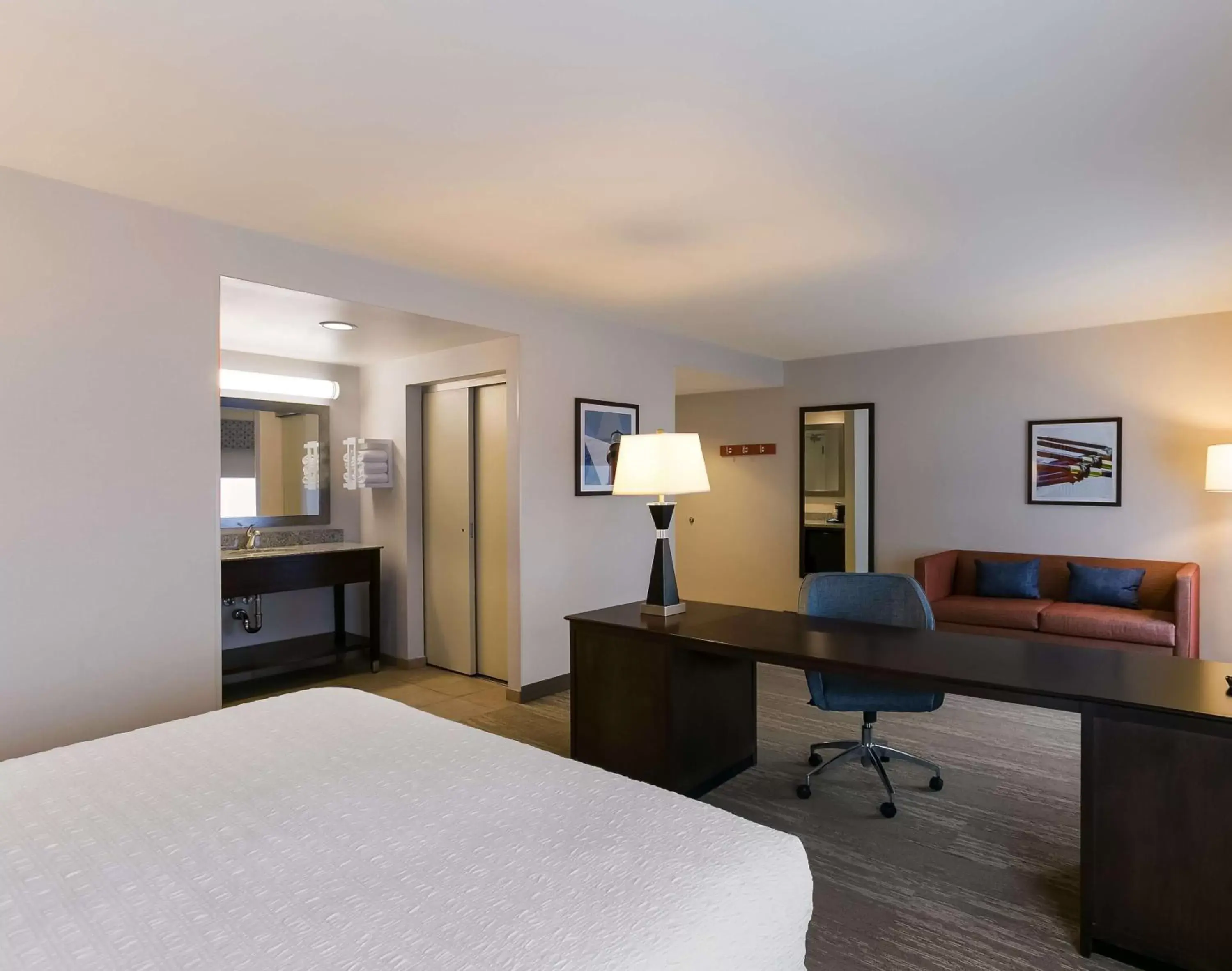 Bedroom in Hampton Inn & Suites Wilmington Christiana