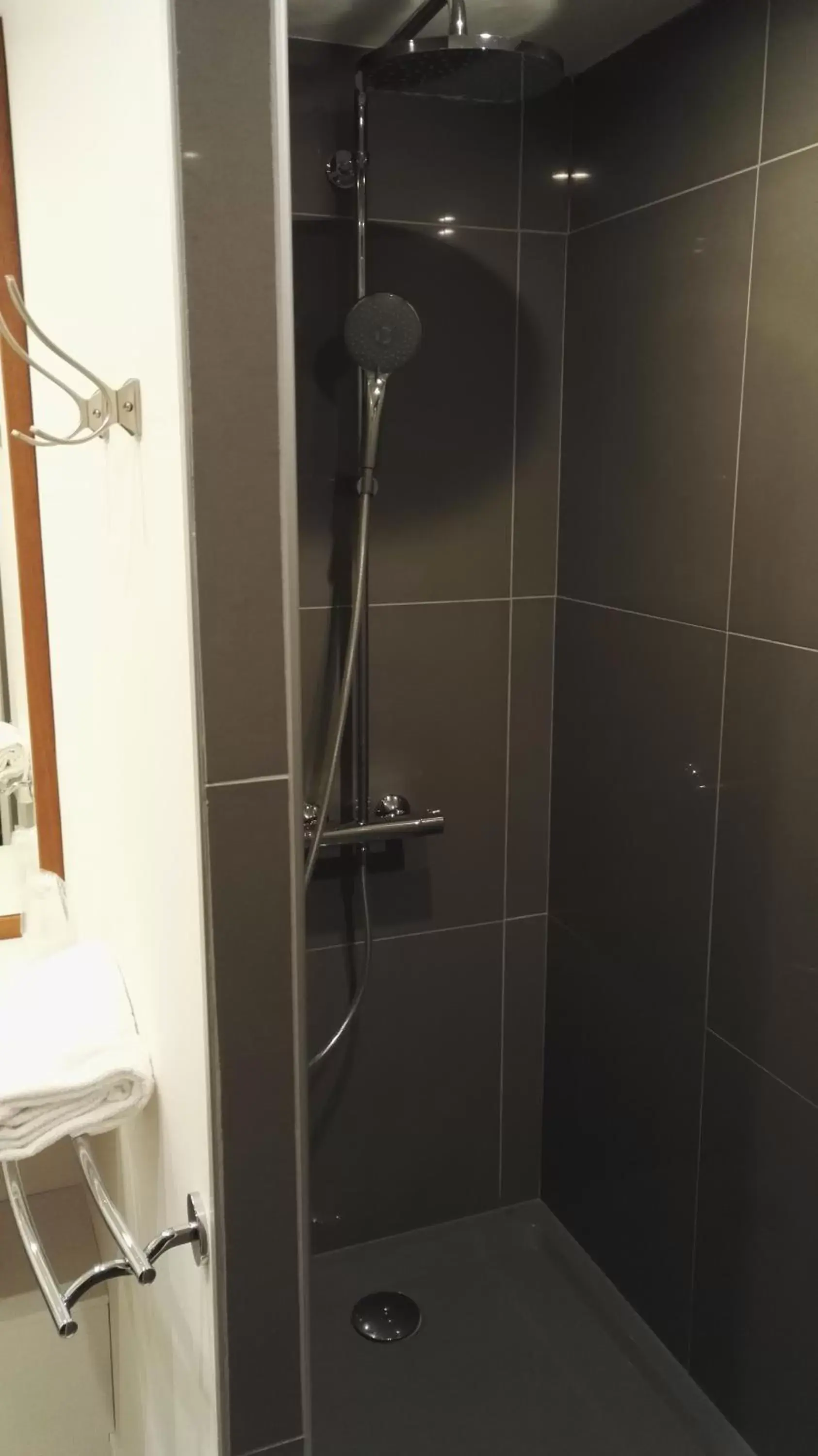 Shower, Bathroom in Hotel Libera Caen Colombelles