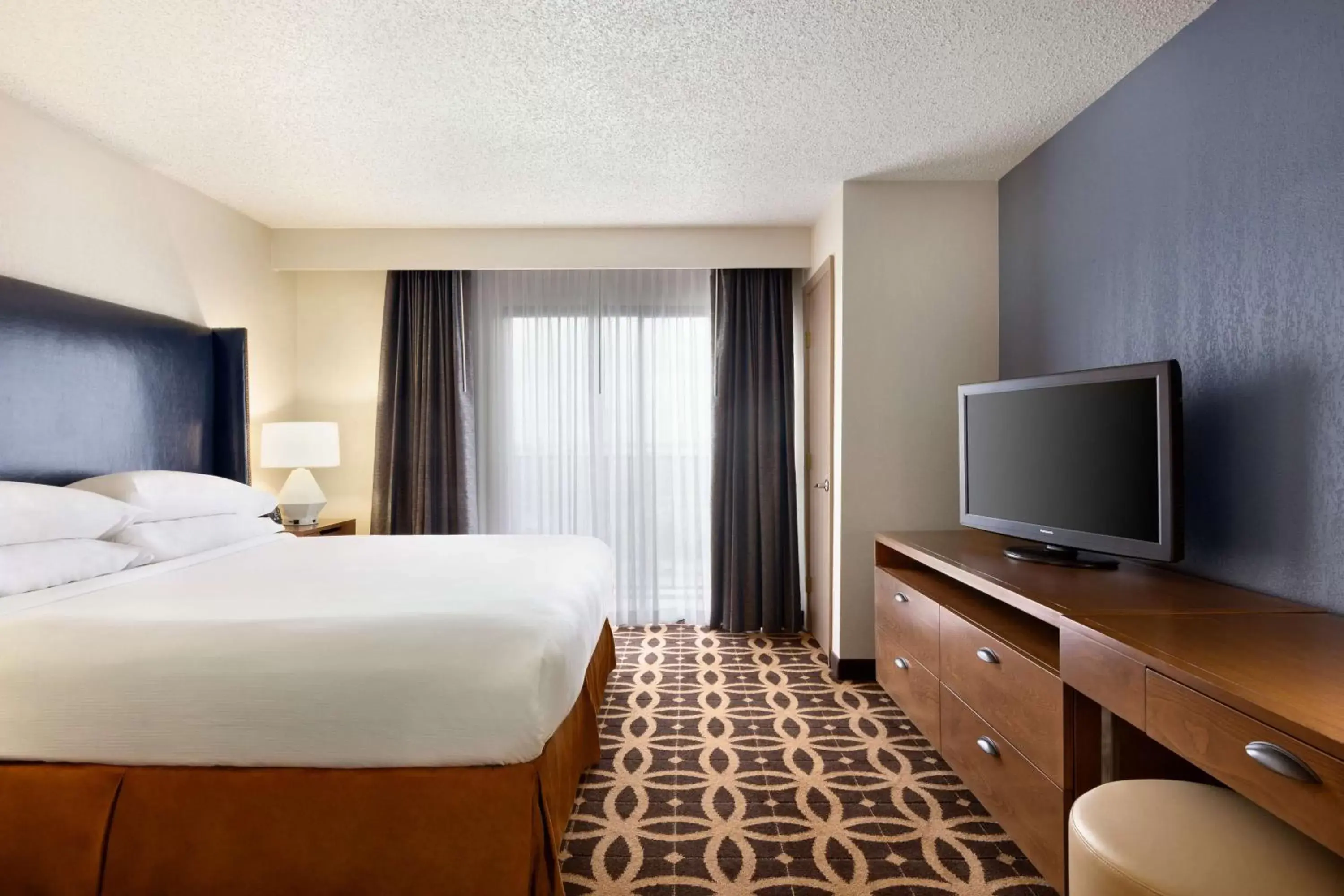 Bed, TV/Entertainment Center in Embassy Suites Dallas - DFW International Airport South