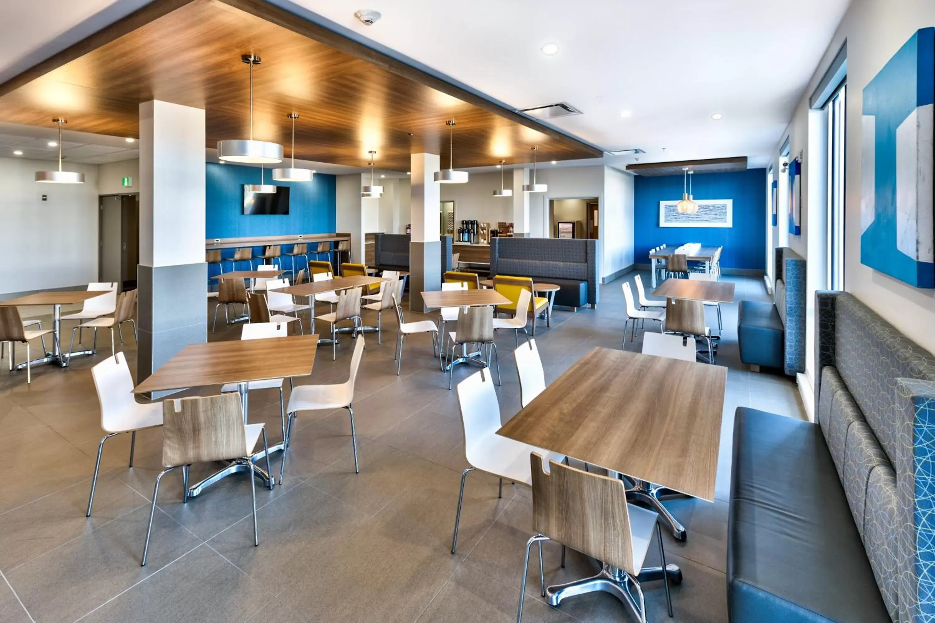 Breakfast, Restaurant/Places to Eat in Holiday Inn Express & Suites - Trois Rivieres Ouest, an IHG Hotel