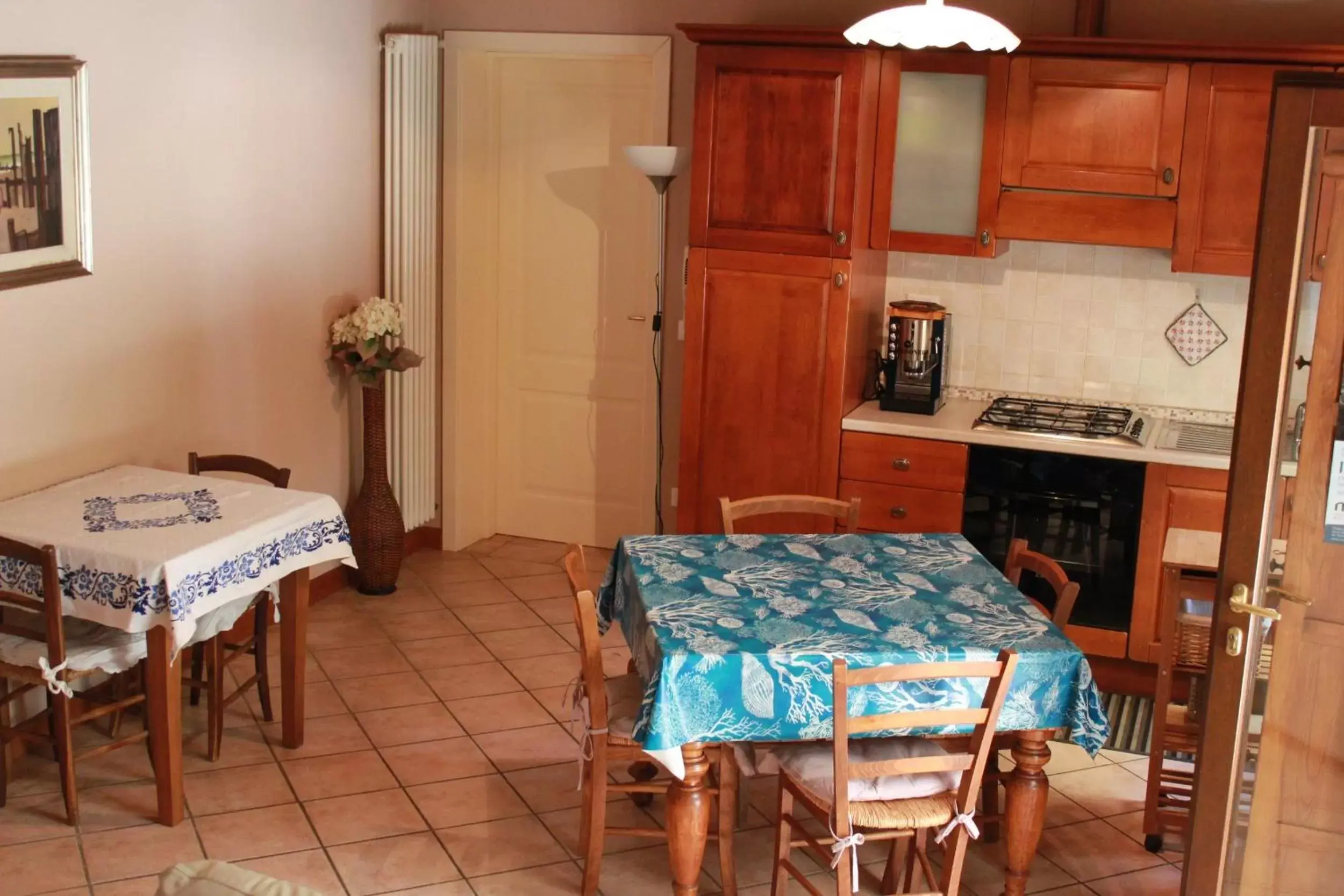 Communal kitchen, Dining Area in B&B Al Borgo