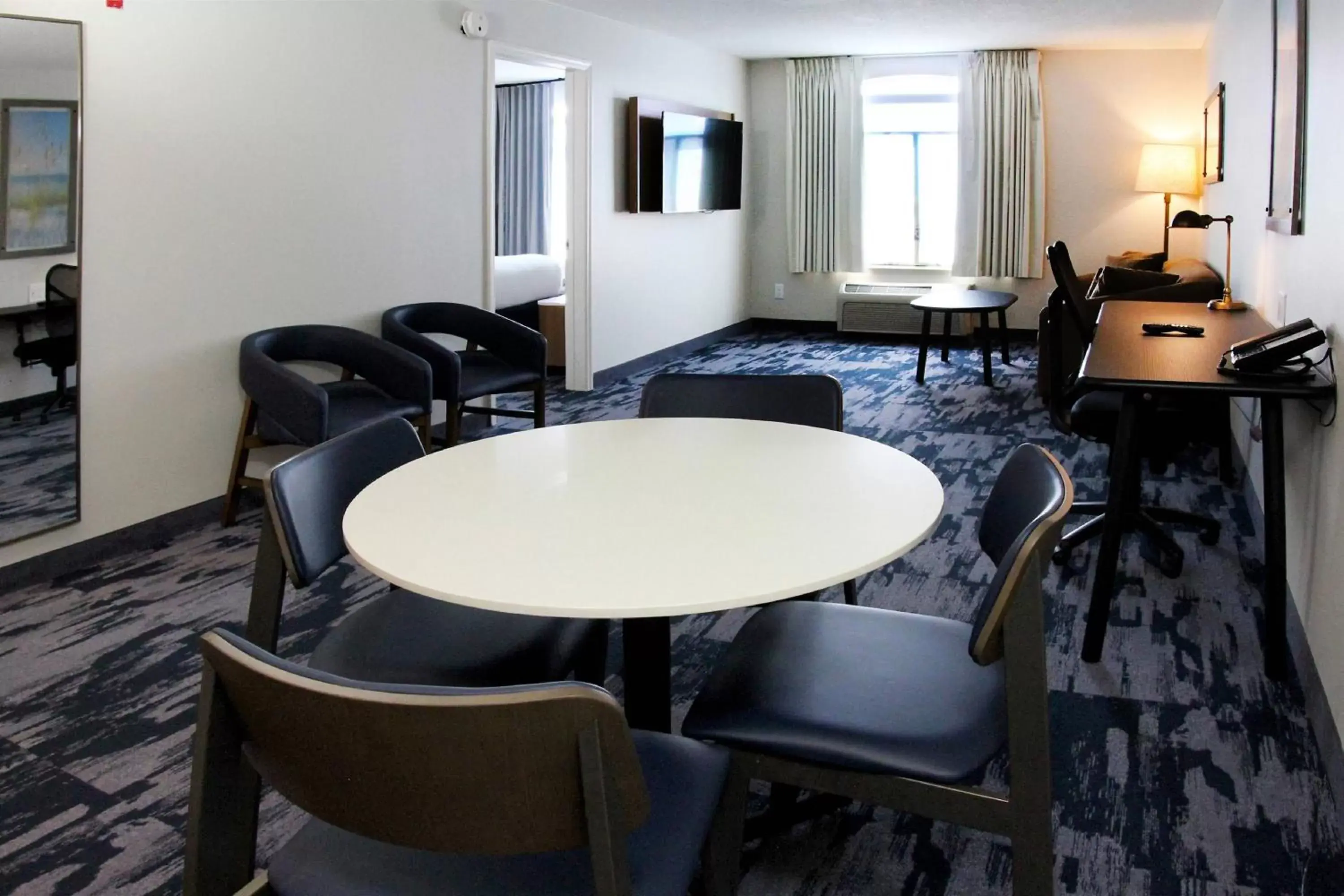 Living room, Dining Area in Fairfield Inn & Suites by Marriott Charleston Airport/Convention Center