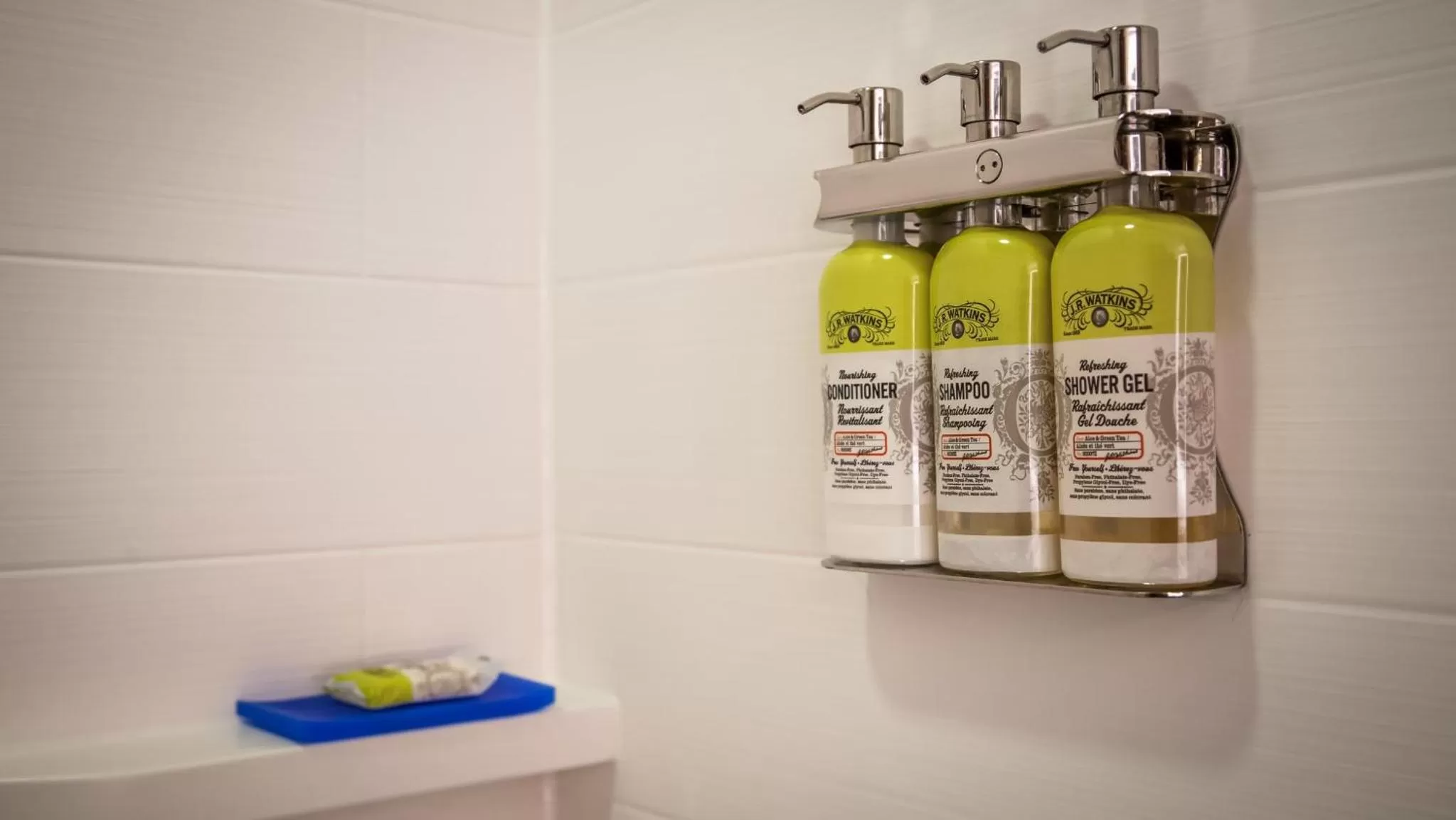 Bedroom in Holiday Inn Express & Suites Detroit - Farmington Hills by IHG