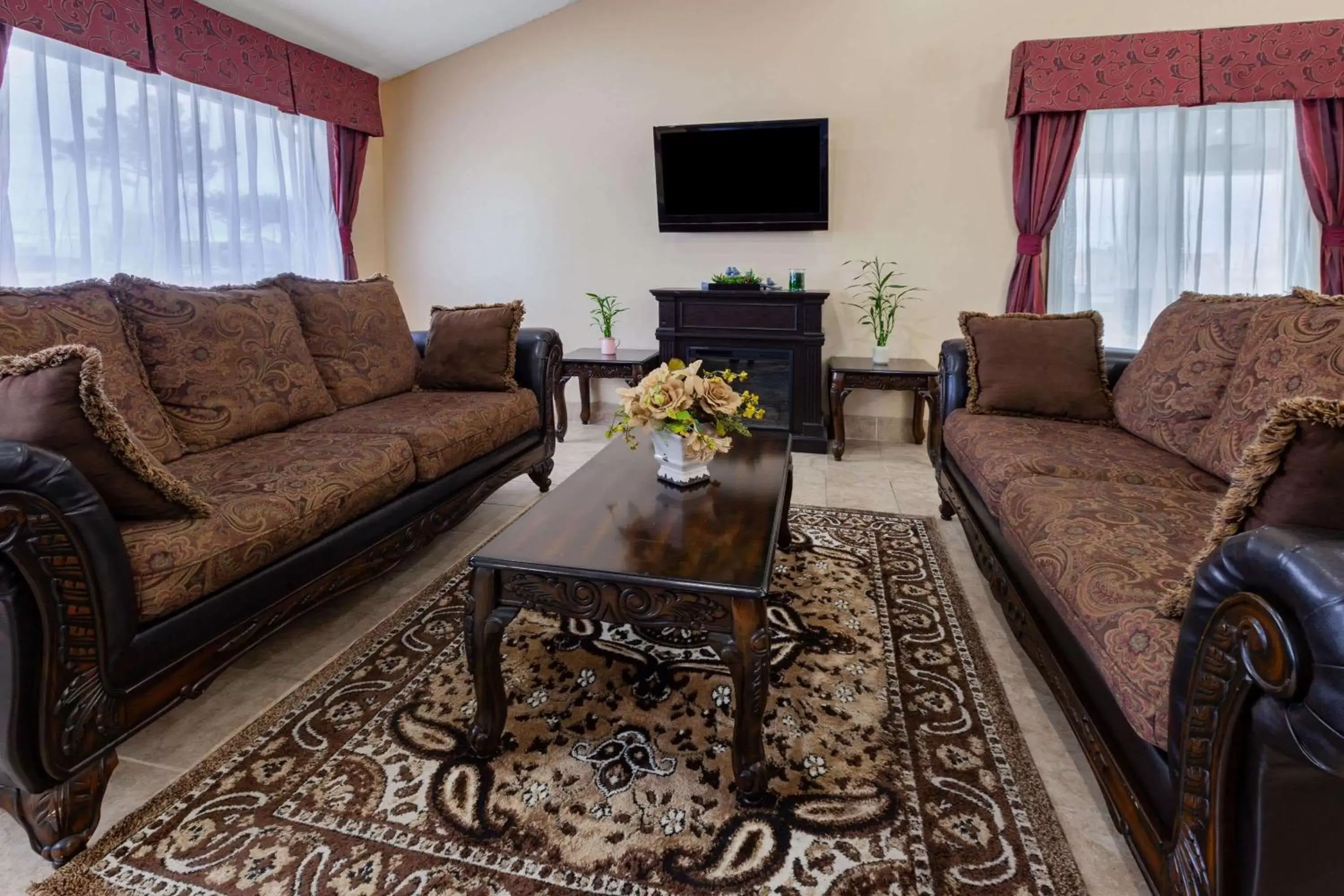 Lobby or reception, Seating Area in Baymont by Wyndham Perrysburg-Toledo