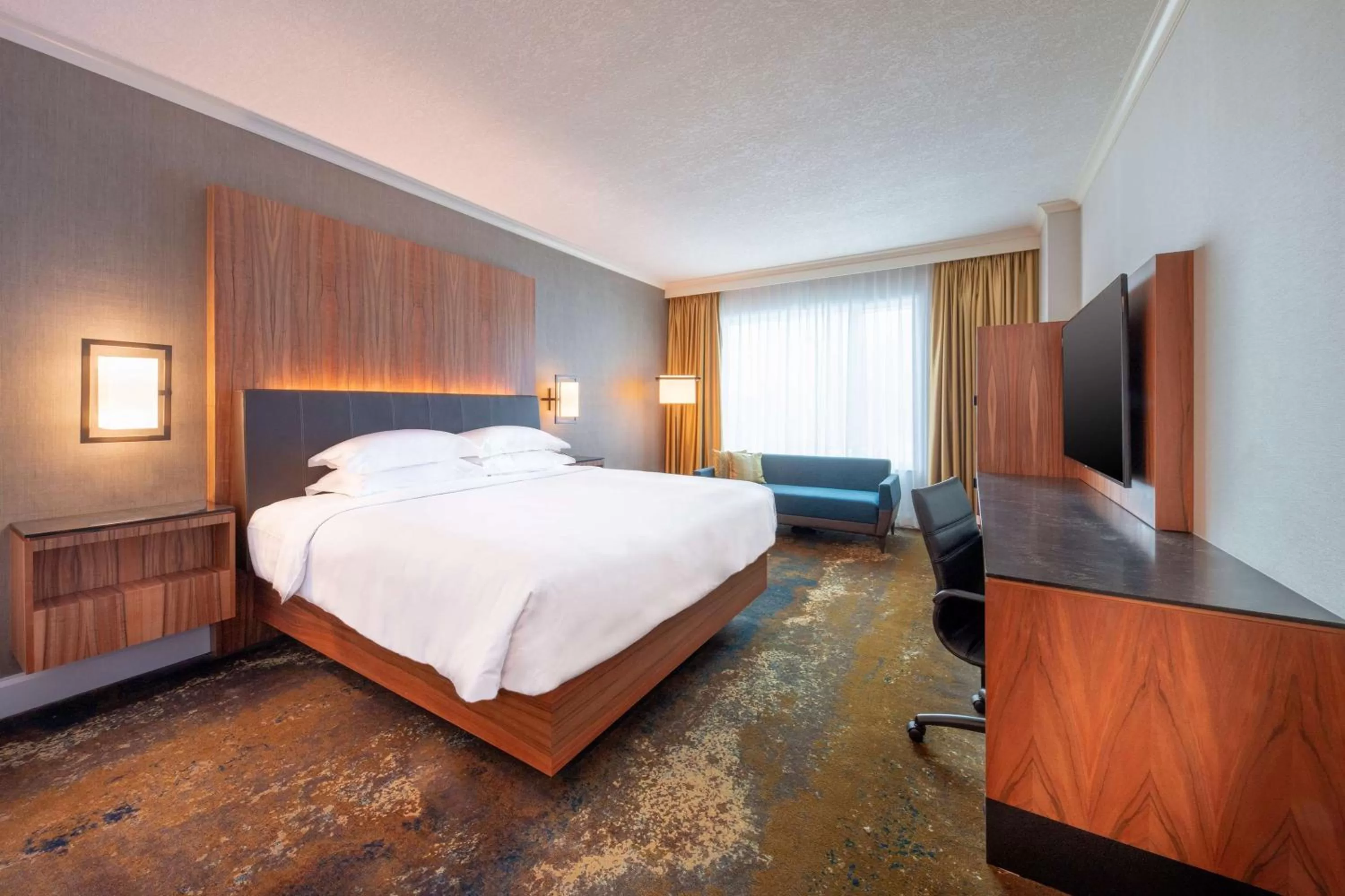 Photo of the whole room, Bed in Hyatt Regency Calgary