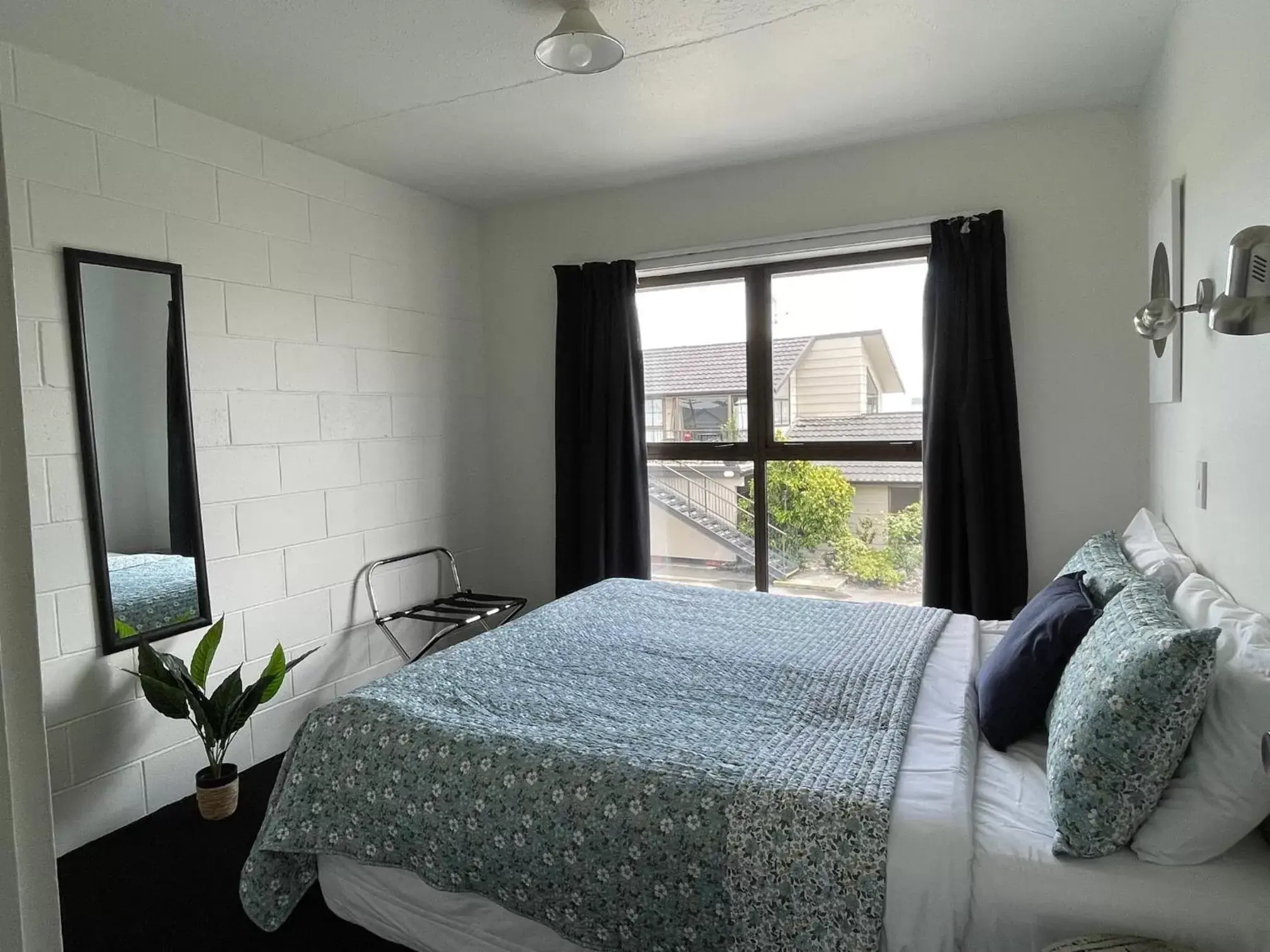 Bedroom in Colonial Motel