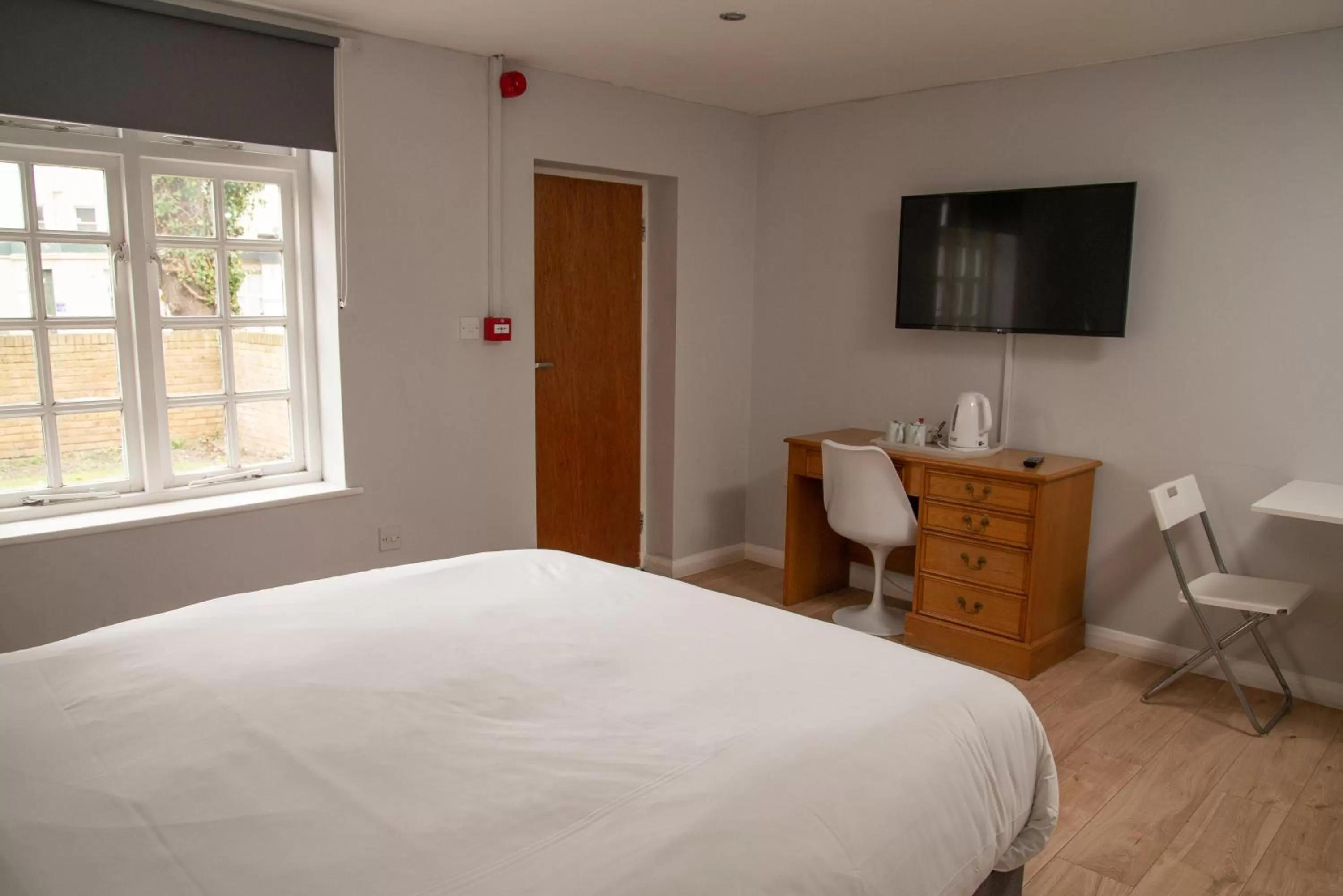 Bedroom, Bed in Royal Hotel, Bar & Grill