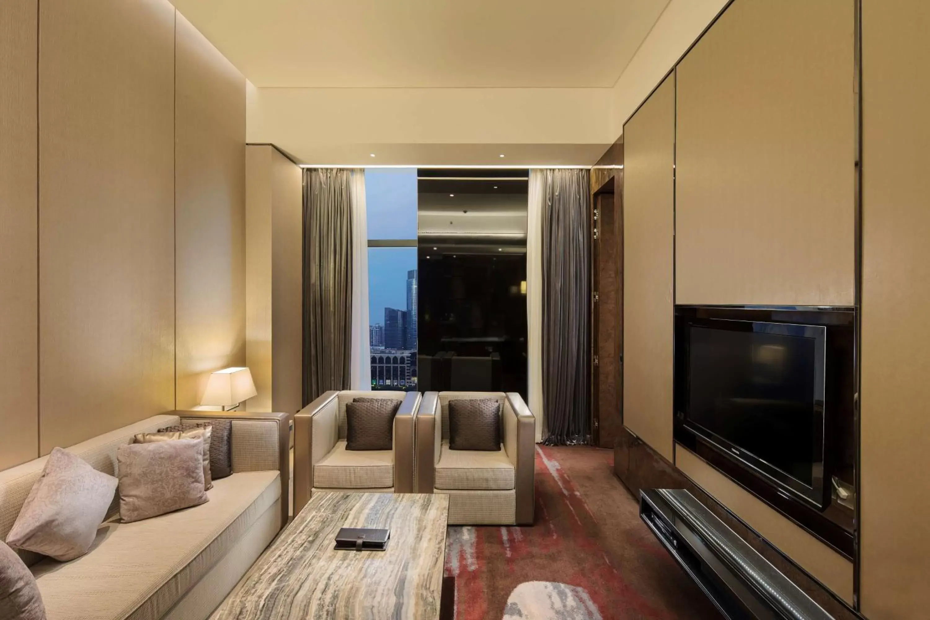 Bedroom, TV/Entertainment Center in Hilton Guangzhou Tianhe