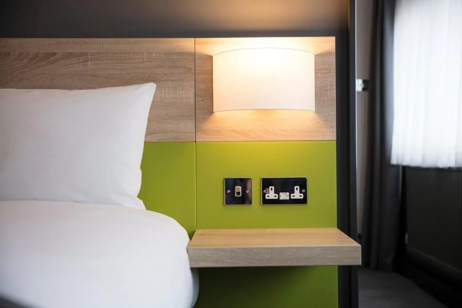 Bedroom, Bed in Thistle Express London Luton Bedroom, Bed in Thistle Express London Luton