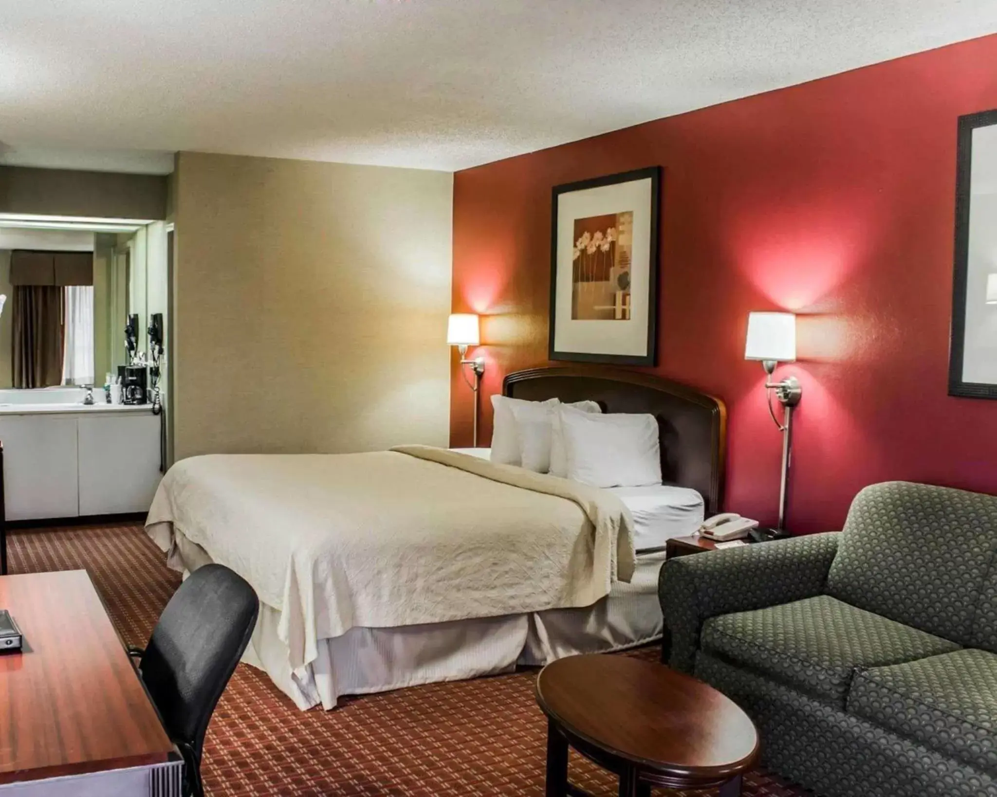 Photo of the whole room, Bed in Quality Inn Roanoke near Lake Gaston