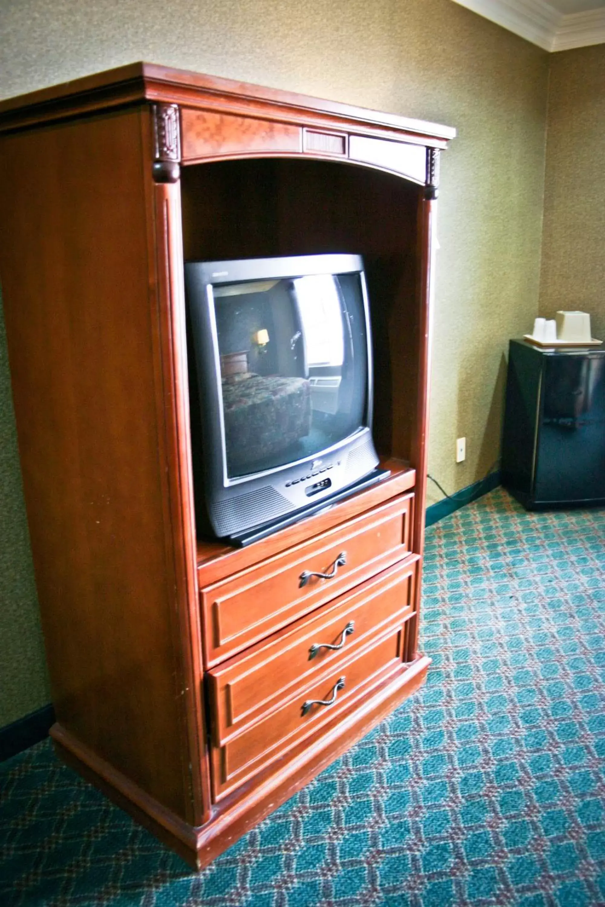 TV and multimedia, TV/Entertainment Center in Crystal Inn Suites & Spas