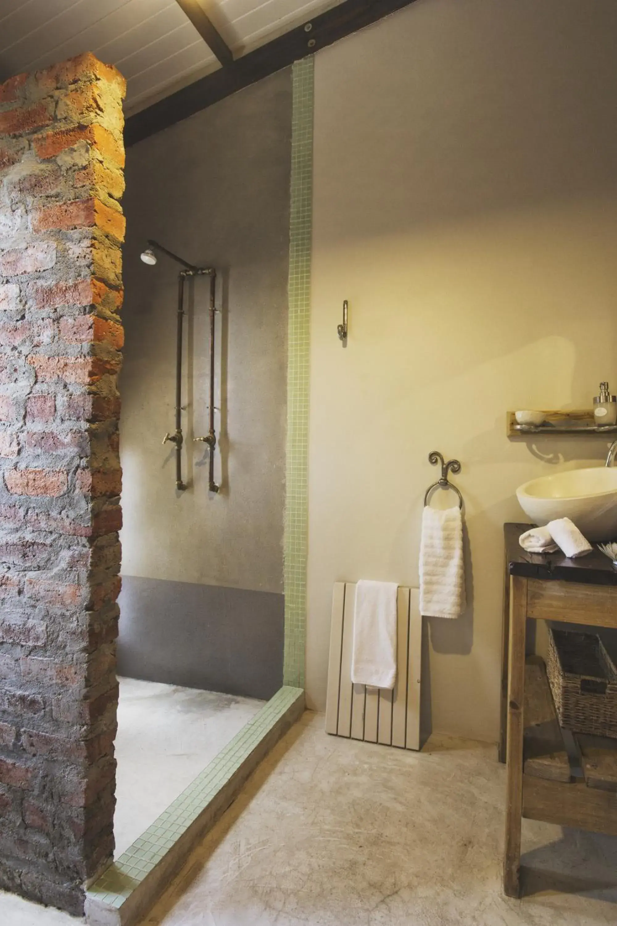 Shower, Bathroom in A Hilltop Country Retreat