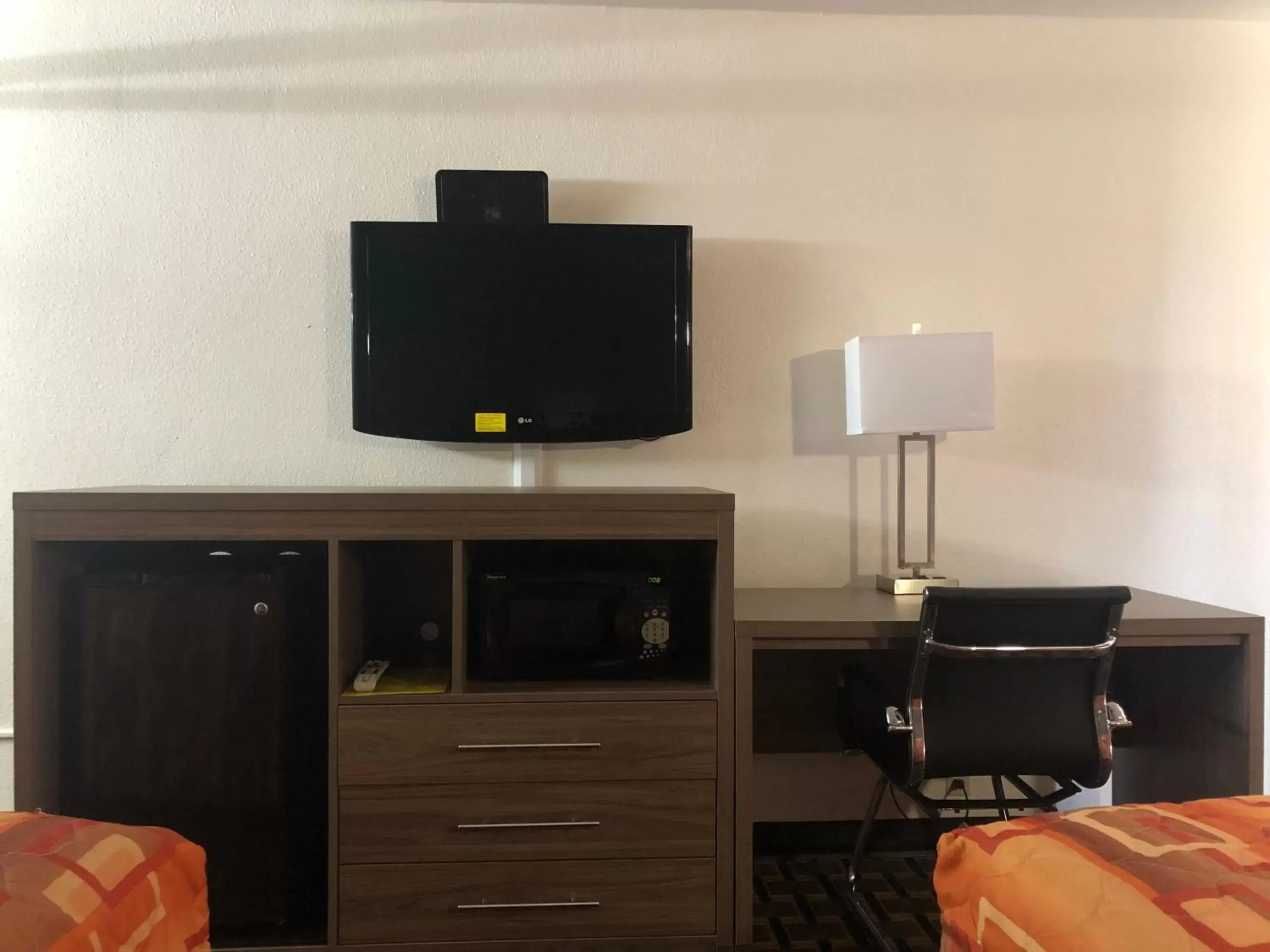 TV/Entertainment Center in Mid Continent Inn