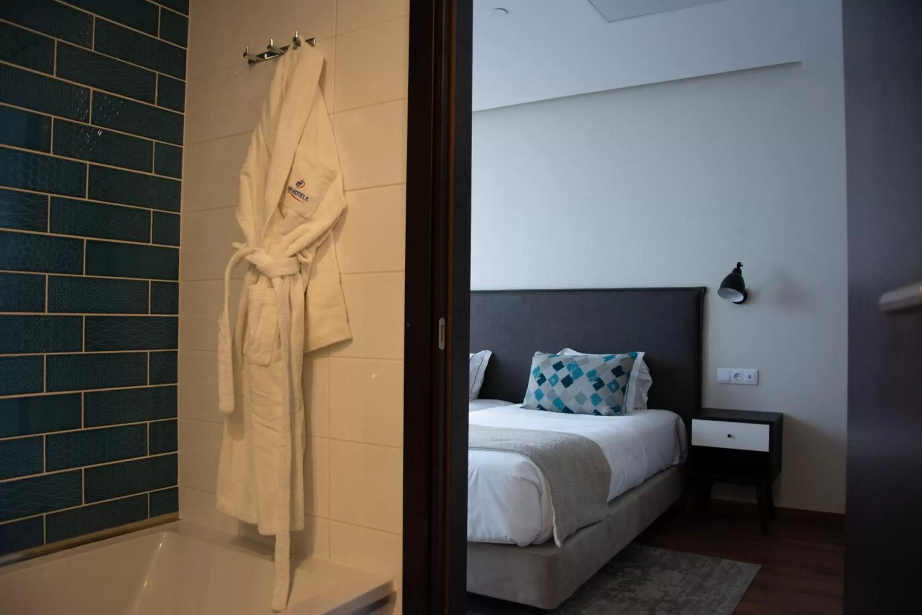 Bathroom, Bed in VIP Executive Picoas Hotel