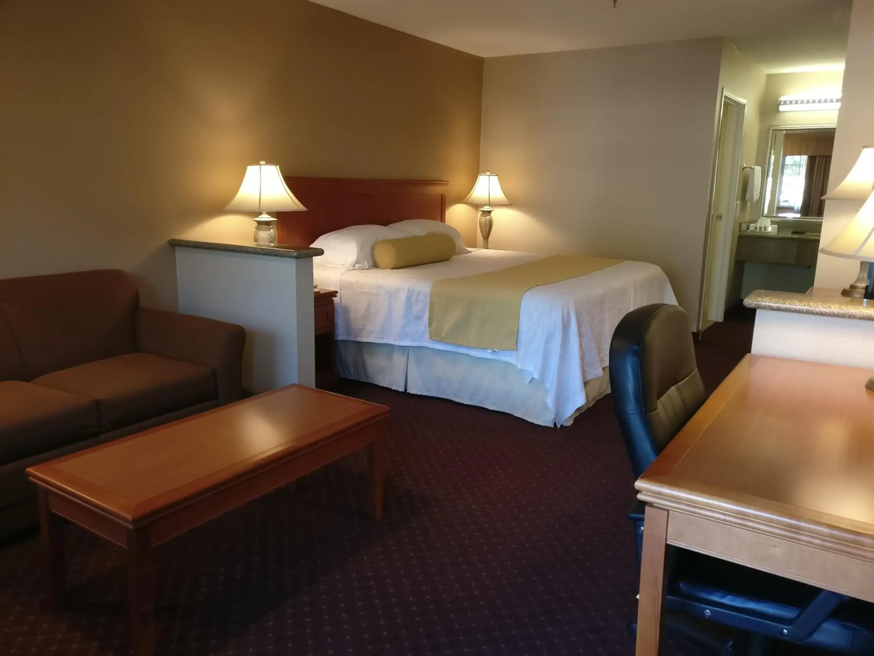 Bedroom, Bed in Burbank Inn and Suites