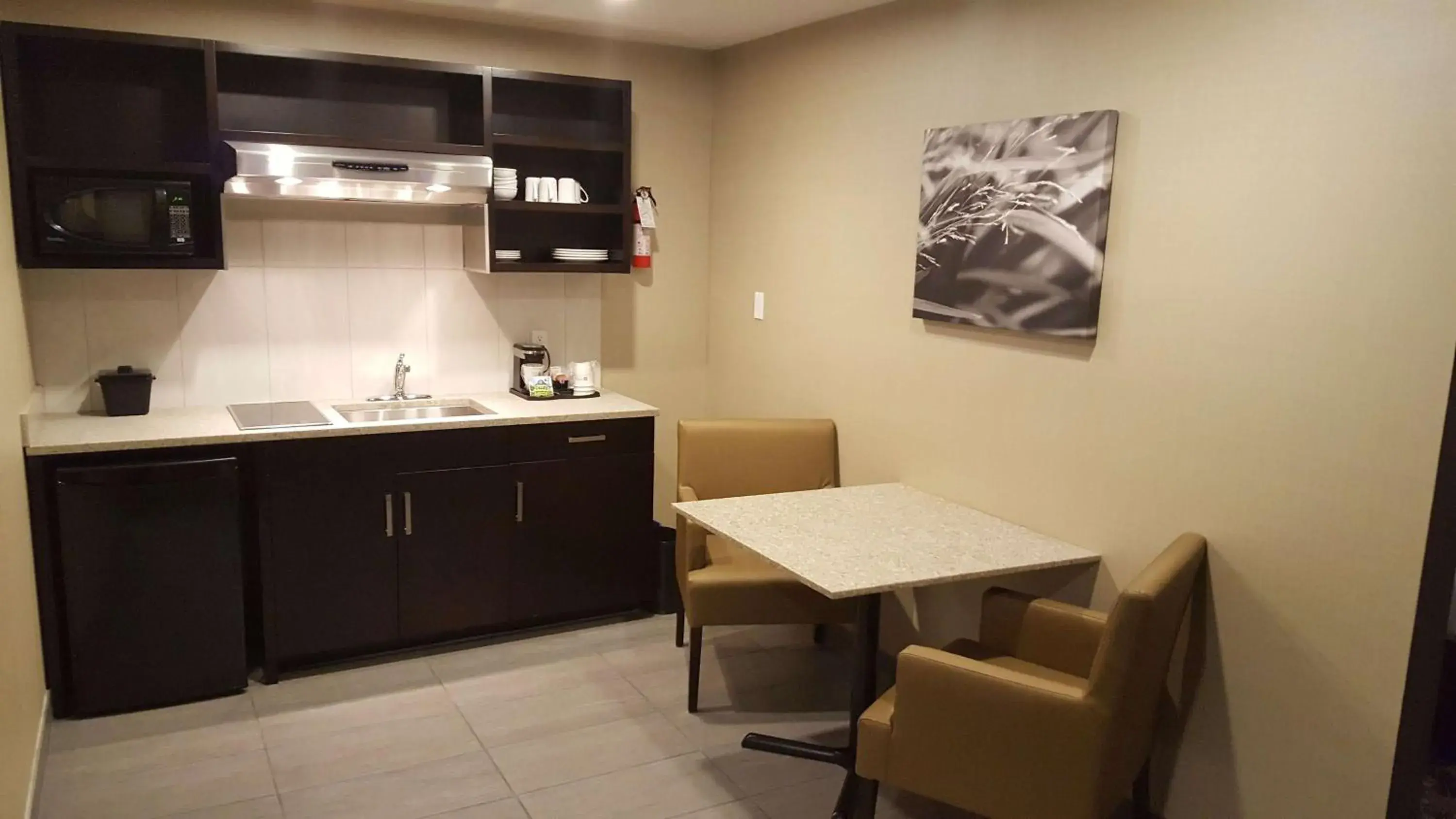 Kitchen or kitchenette, Kitchen/Kitchenette in Best Western Northgate Inn