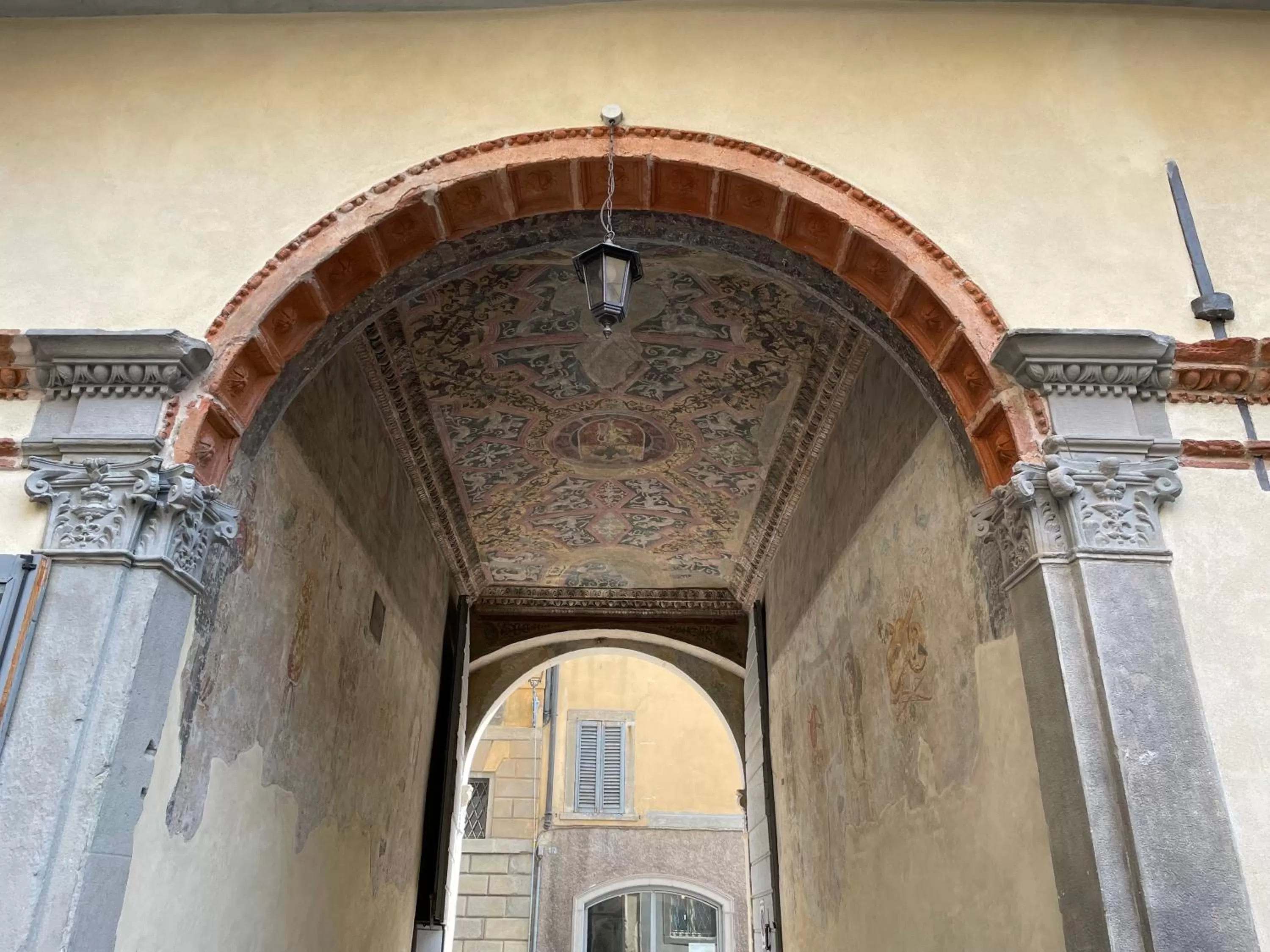 Inner courtyard view in Bramantesco