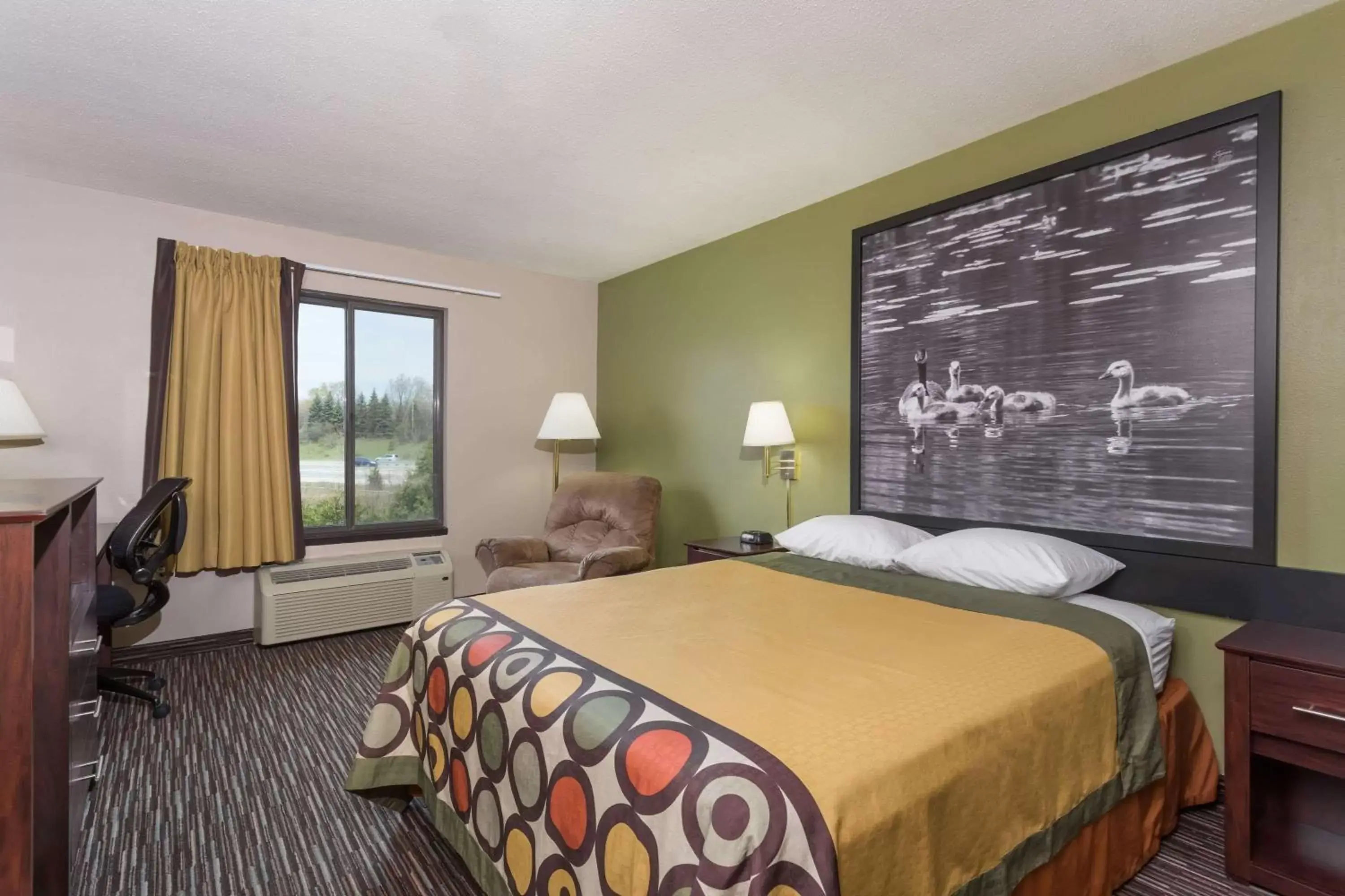 Photo of the whole room, Bed in Super 8 by Wyndham Germantown/Milwaukee