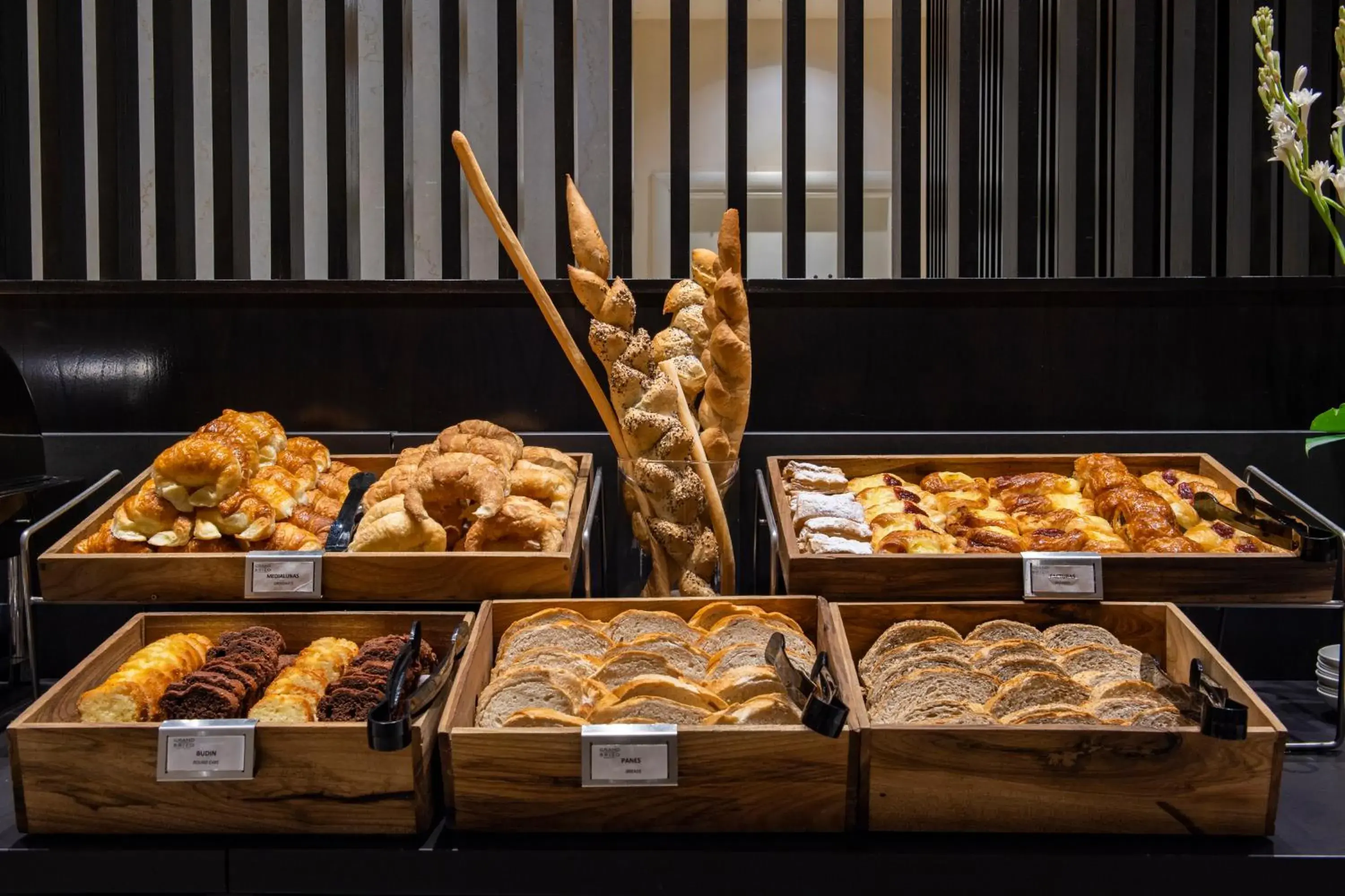 Buffet breakfast, Food in Hotel Grand Brizo Buenos Aires