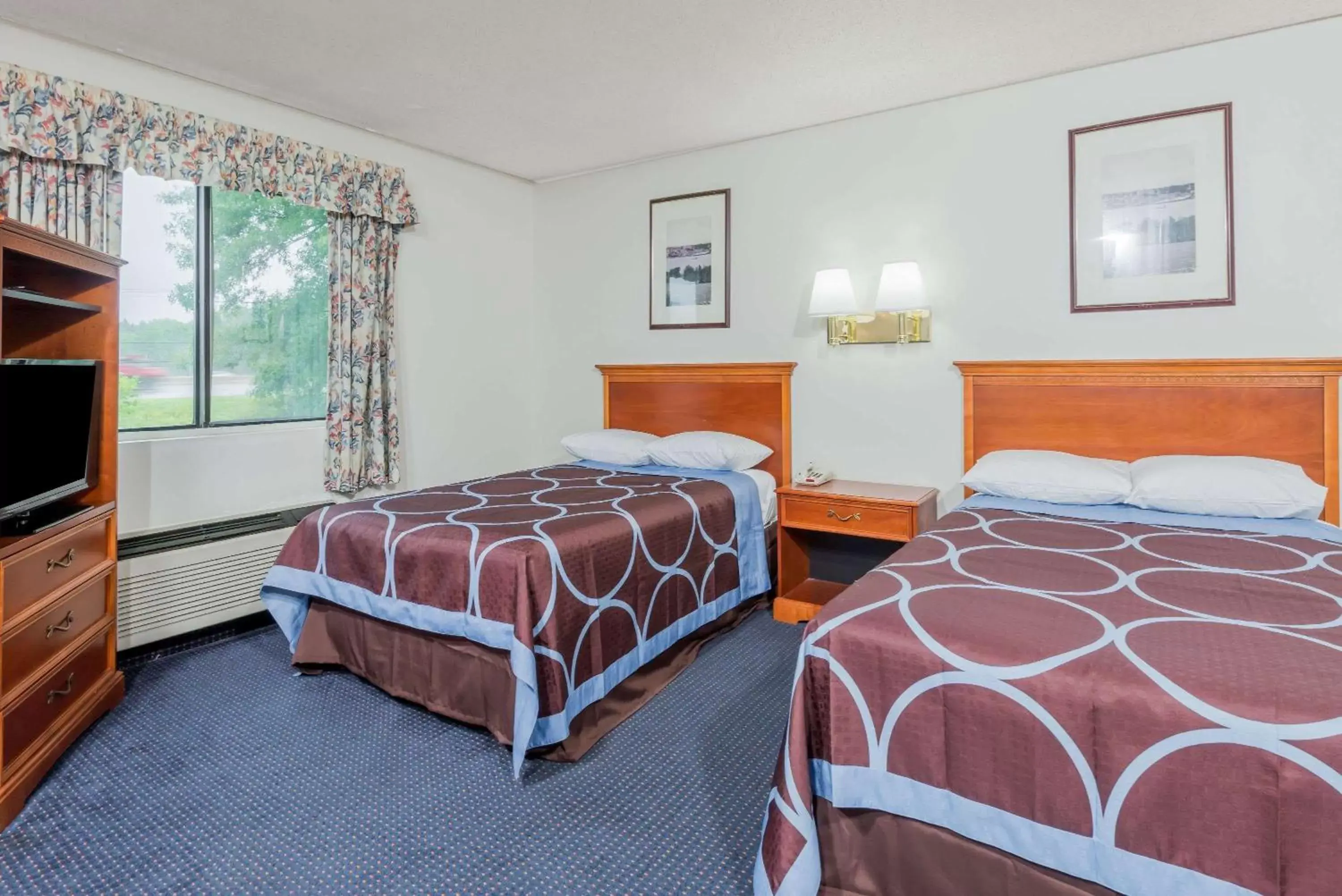 Photo of the whole room, Bed in Super 8 by Wyndham Hartford