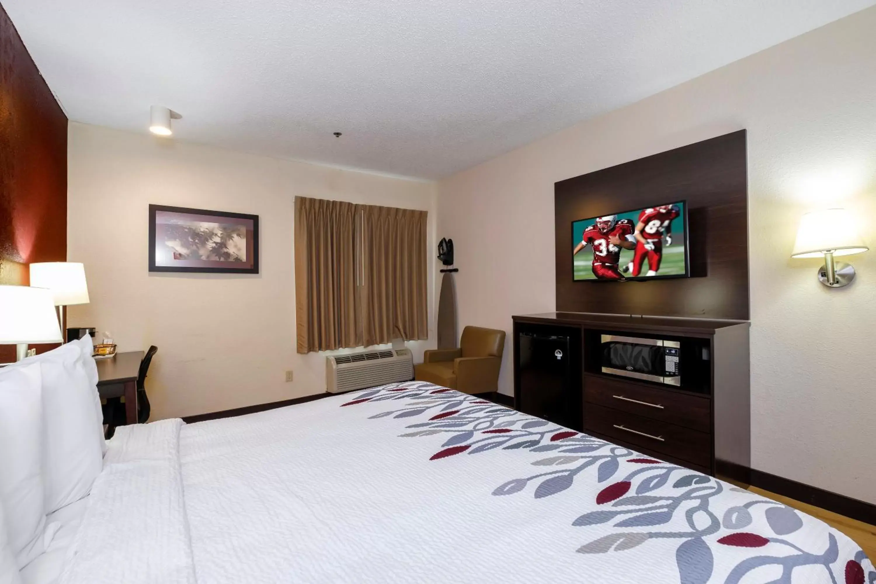 Photo of the whole room, Bed in Red Roof Inn Knoxville Central – Papermill Road