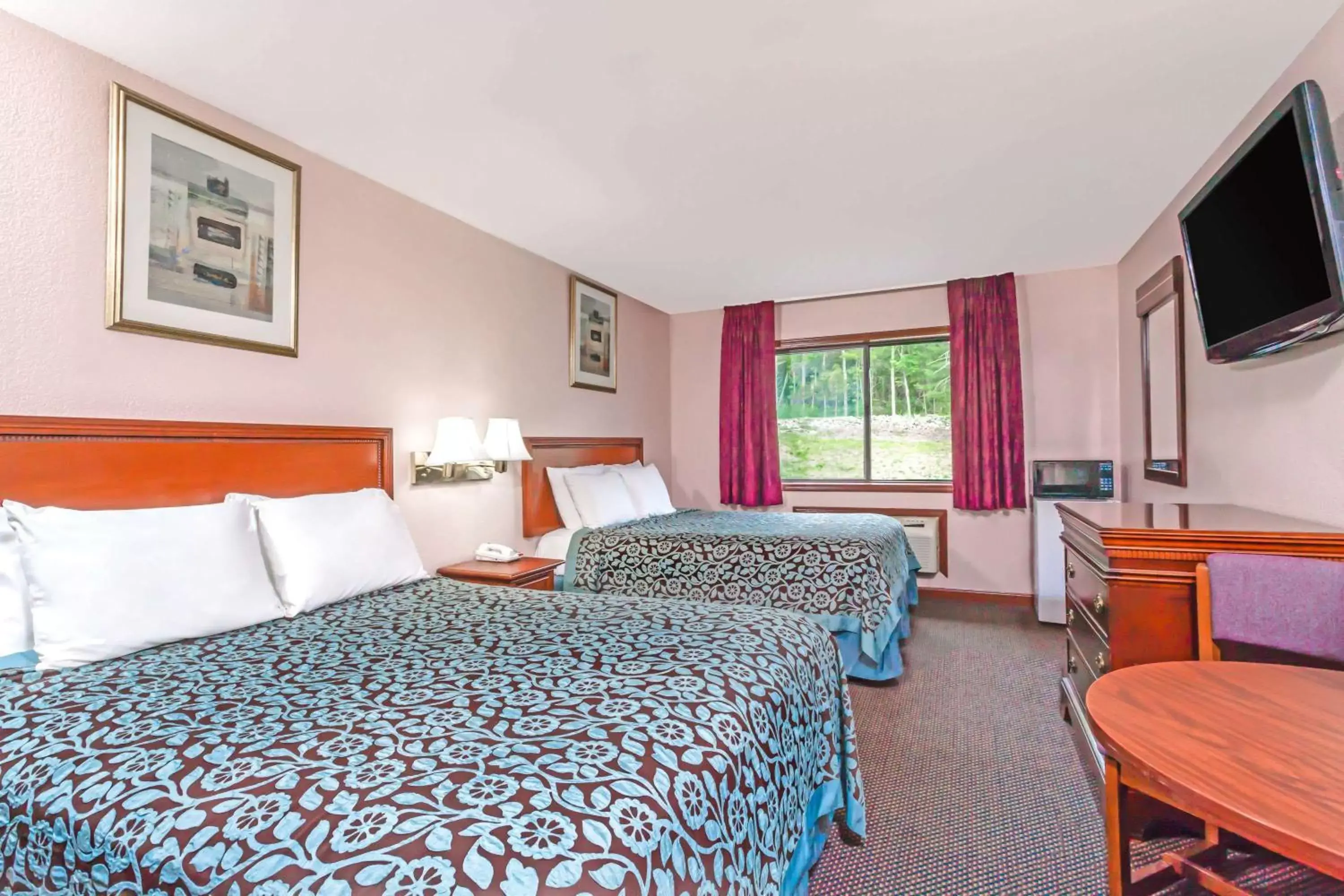 Photo of the whole room, Bed in Days Inn by Wyndham Wurtsboro