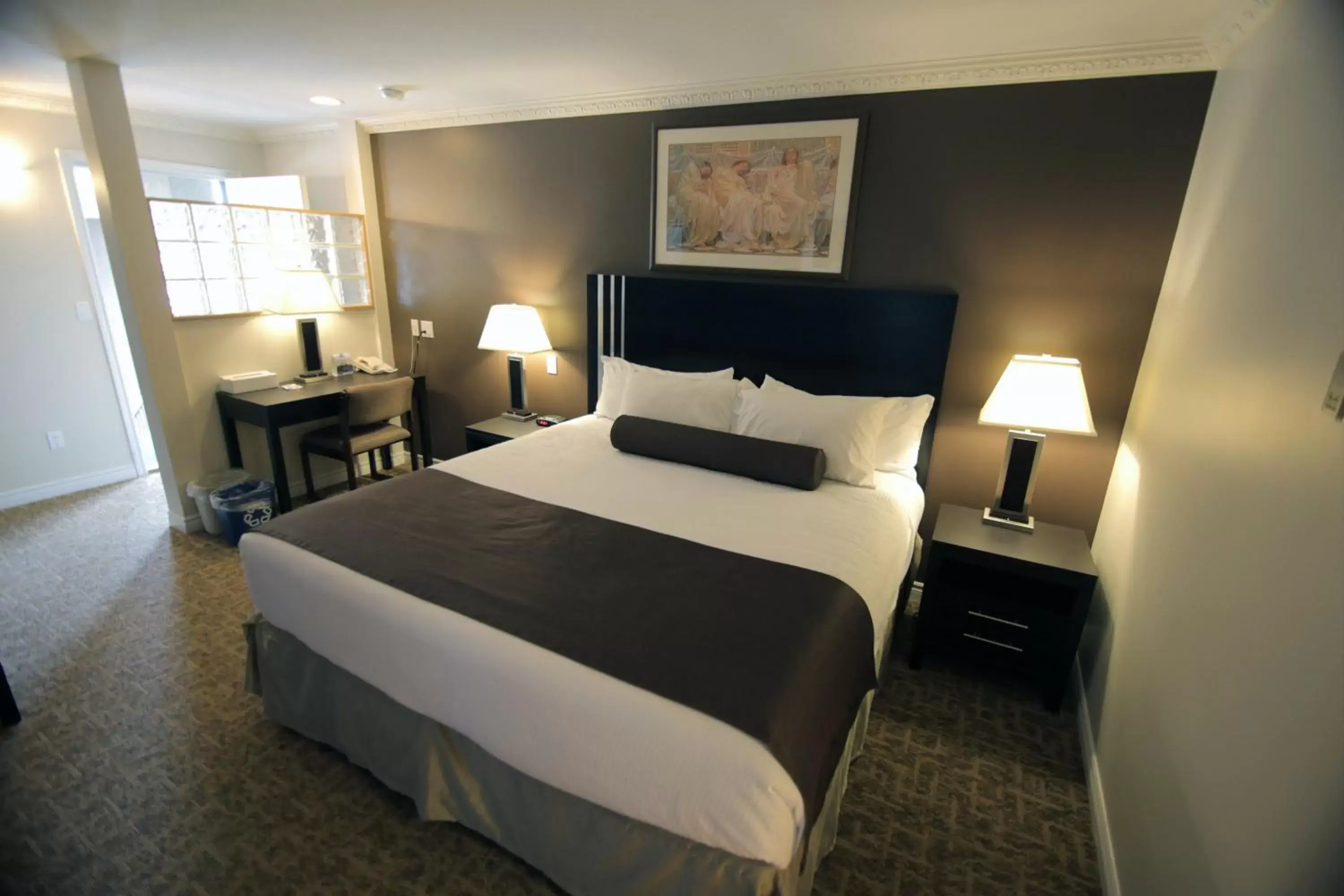 Bedroom, Bed in Travelodge by Wyndham Kamloops Mountview