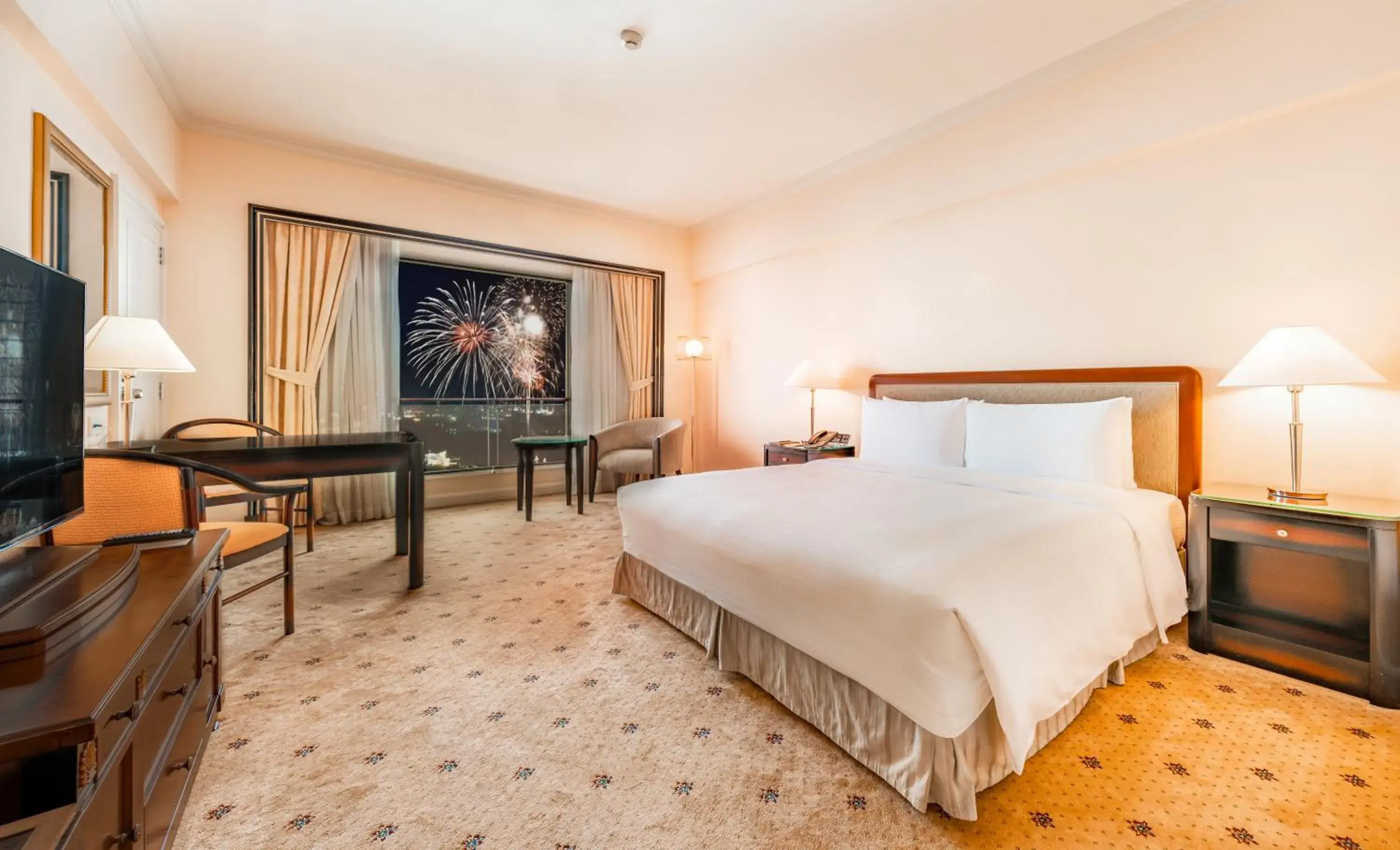 Bedroom, Bed in Lotte Hotel Saigon