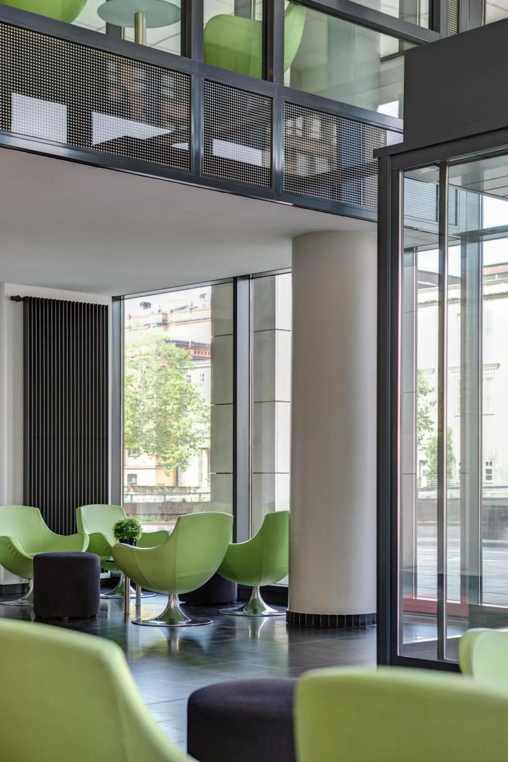 Lobby or reception in IntercityHotel Hamburg Hauptbahnhof