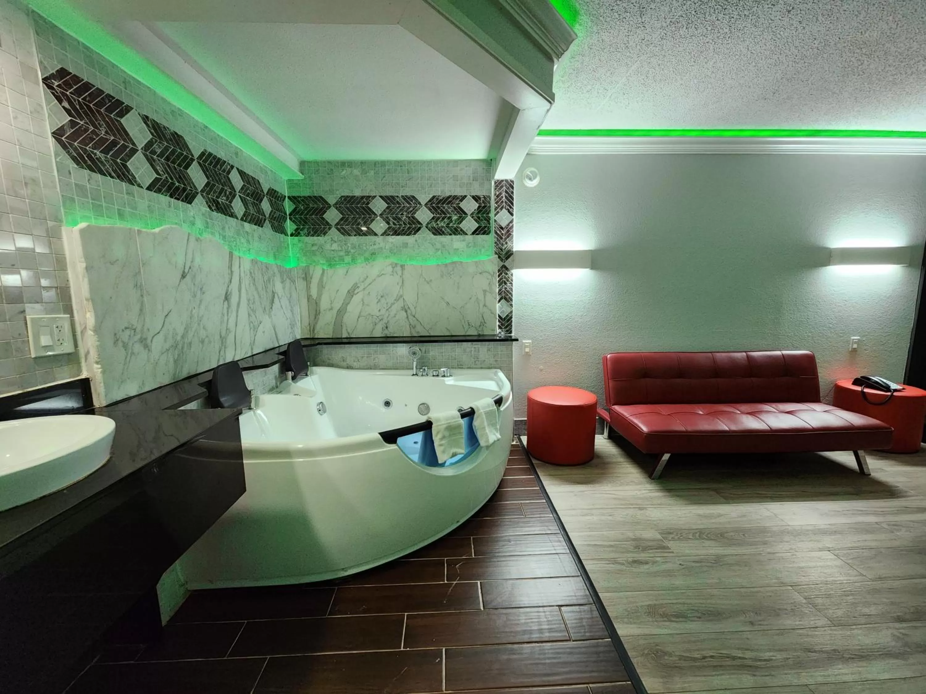 Hot Tub in Motel 6 North Little Rock, AR-JFK Blvd