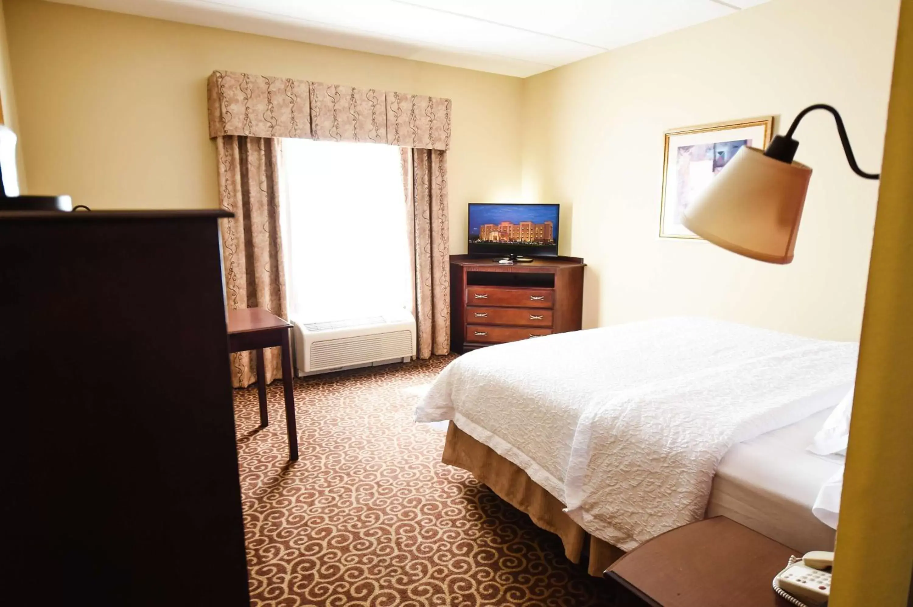 Bedroom, TV/Entertainment Center in Hampton Inn & Suites Ocala - Belleview